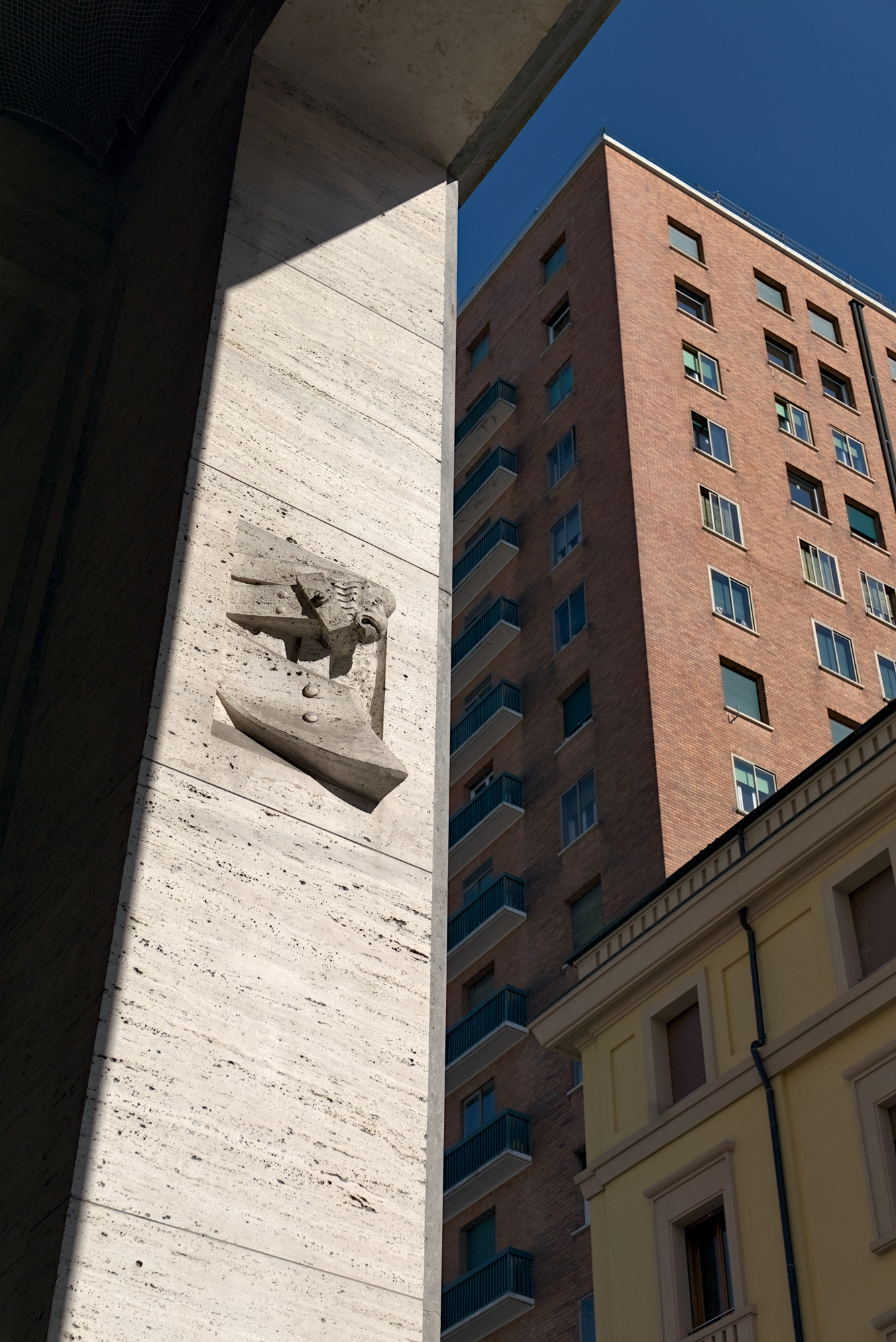 Autore non identificato, decorazioni in altorilievo nei pilastri di palazzo INPS (Gino Peressutti, 1934-38), piazza Insurrezione 28 Aprile 1945, Padova