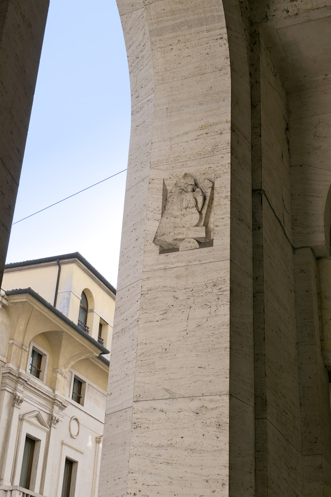 Autore non identificato, decorazioni in altorilievo nei pilastri di palazzo INPS (Gino Peressutti, 1934-38), piazza Insurrezione 28 Aprile 1945, Padova