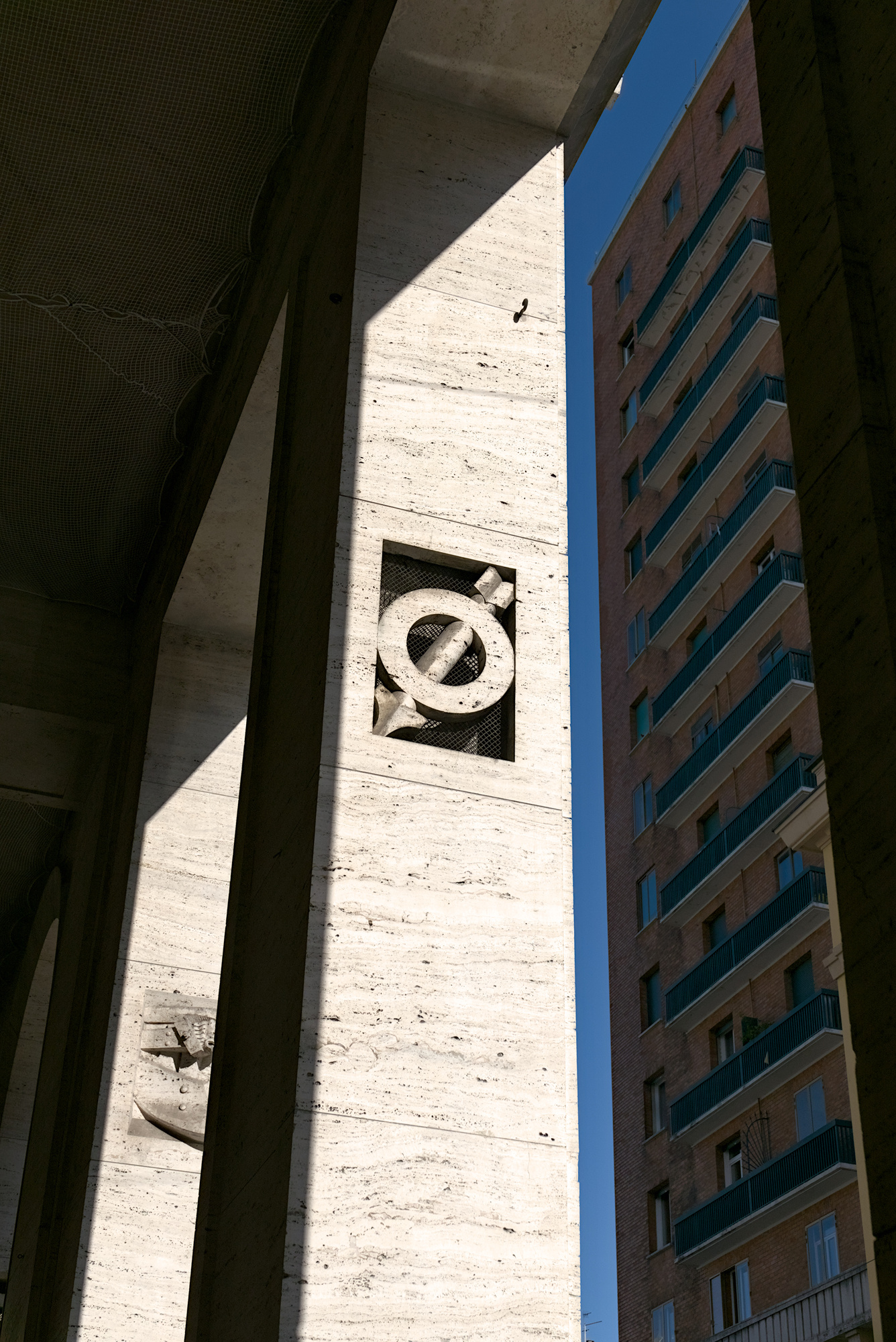 Autore non identificato, decorazioni in altorilievo nei pilastri di palazzo INPS (Gino Peressutti, 1934-38), piazza Insurrezione 28 Aprile 1945, Padova
