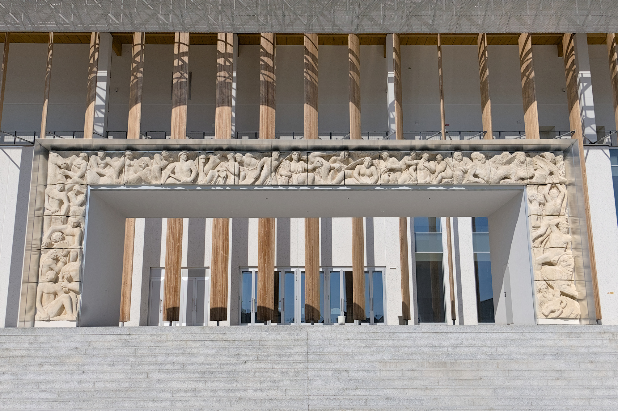 Luigi Strazzabosco (progetto e parte sinistra del rilievo), Paolo Boldrin (parte centrale del rilievo), Amleto Sartori (parte destra del rilievo), *Arti e mestieri*, rilievo in pietra tenera, portale d'ingresso al Palazzo delle Nazioni alla Fiera di Padova, 1951-52. Il portale è stato incorporato nel nuovo Centro Congressi (Kengo Kuma, 2022). Via Niccolò Tommaseo 59, Padova