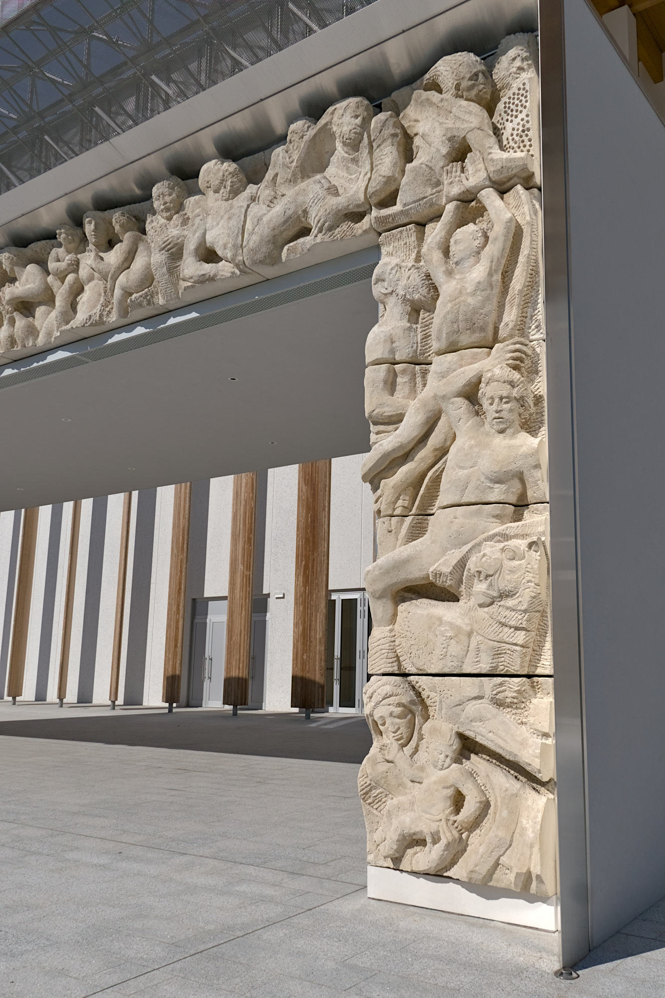 Amleto Sartori, parte destra del rilievo in pietra *Arti e mestieri*, portale d'ingresso al Palazzo delle Nazioni alla Fiera di Padova, 1951-52, via Niccolò Tommaseo 59, Padova