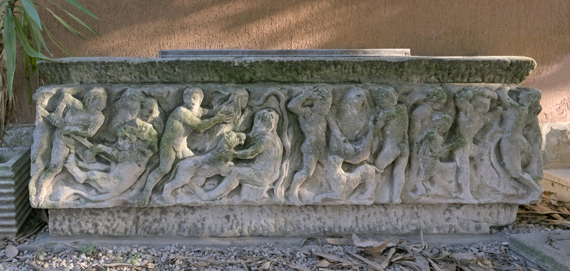 Amleto Sartori, vasca decorativa in pietra a tema mitologico, 1949, via Sorio 33 A, Padova
