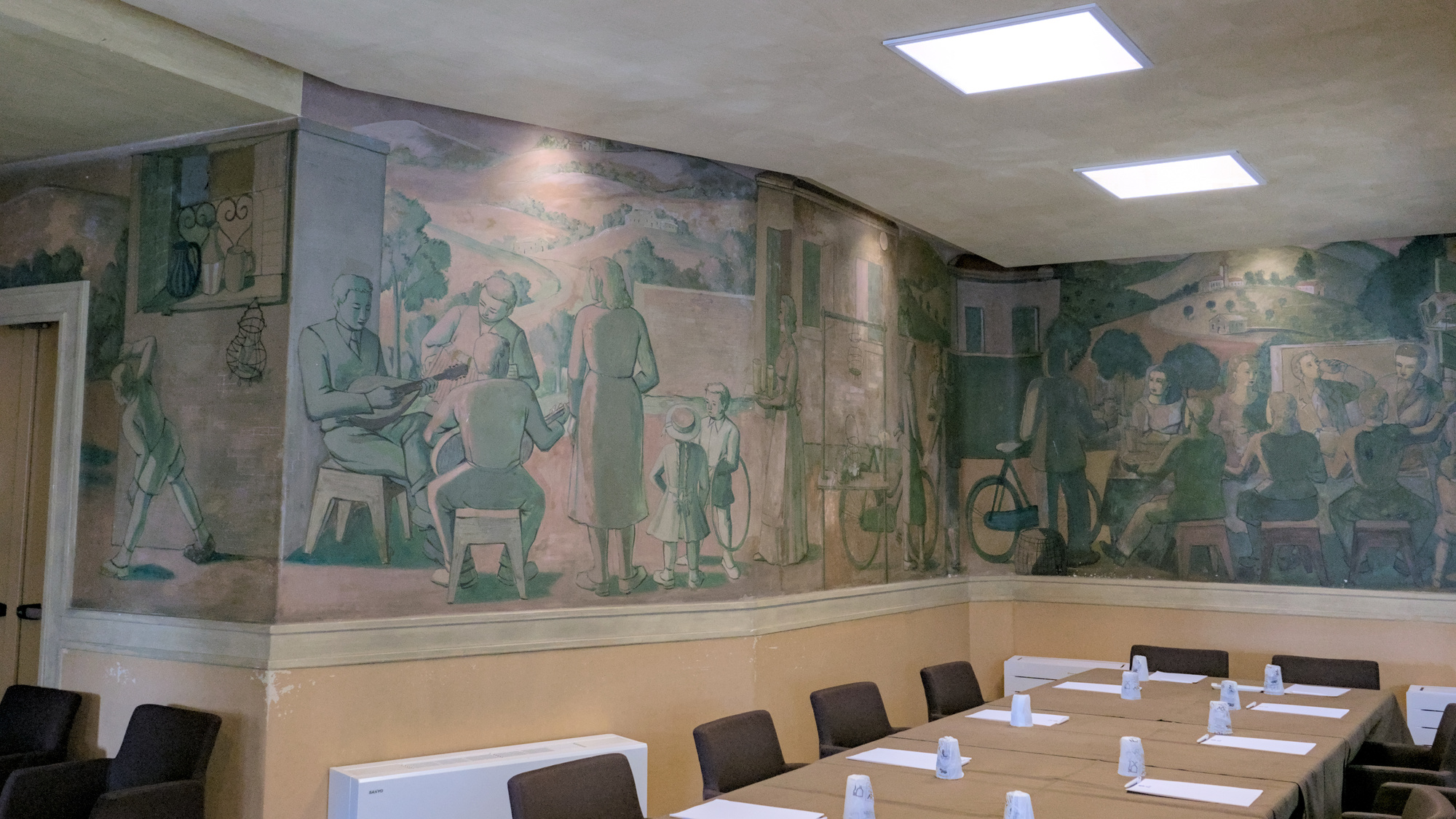 Fulvio Pendini, grande pittura murale con scene di vita conviviale, 1950, piazzale Stanga, Complesso Bi.Ri. o Autostazione Trionfo (Giulio Brunetta, 1949-50), Padova