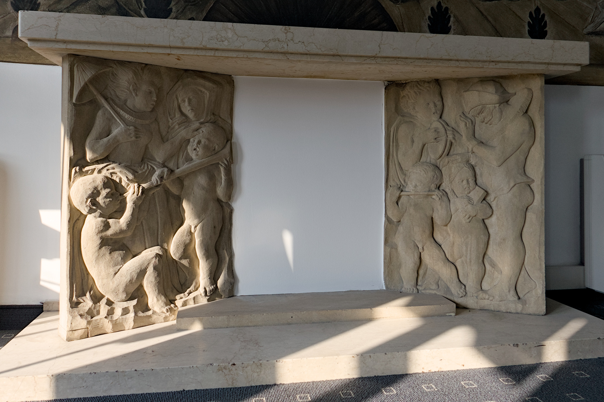 Amleto Sartori, altorilievo in pietra, 1950, piazzale Stanga, Complesso Bi.Ri. o Autostazione Trionfo (Giulio Brunetta, 1949-50), Padova