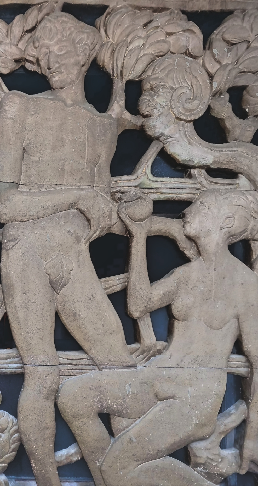 Amleto Sartori, grande rilievo traforato in pietra tenera, anni cinquanta, loggia attualmente vetrata al primo piano di edificio multifunzionale, via Jacopo d'Avanzo 19, Padova