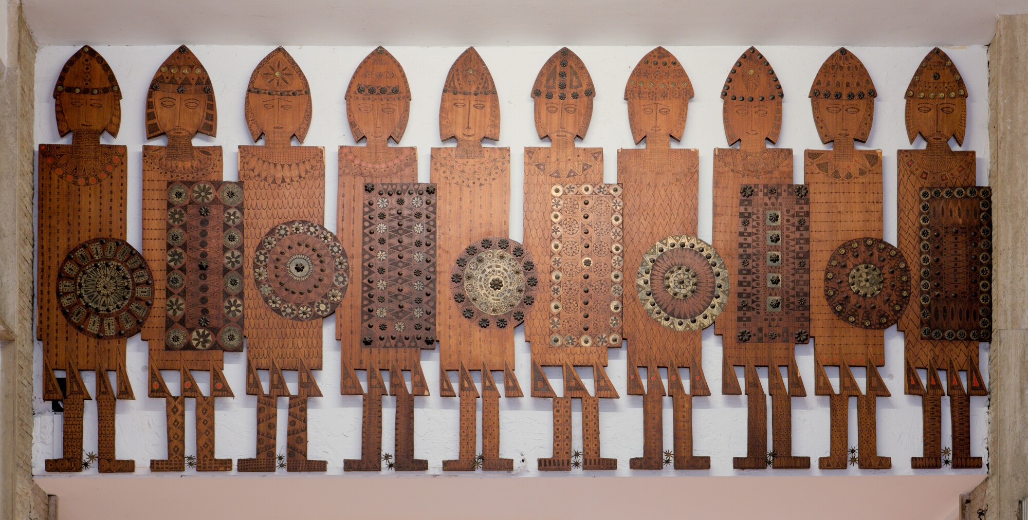Gianmaria Potenza, *10 guerrieri*, legno pirografato e metallo, 1961-62, galleria Duomo, Padova