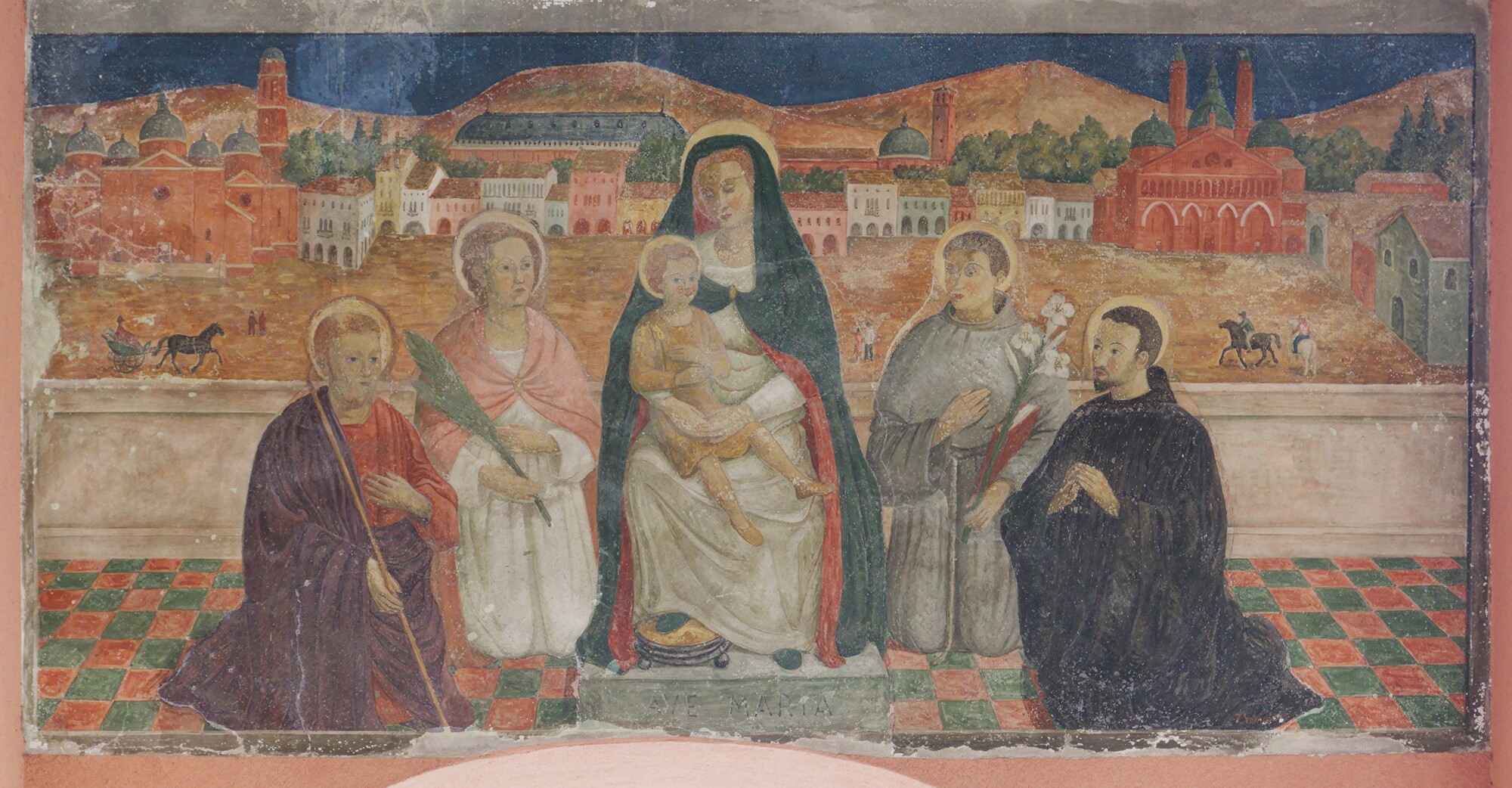 Fulvio Pendini, Madonna con bambino e santi, pittura murale, 1946. Una lapide posta a fianco riporta l'iscrizione *IN HONOREM DEIPARAE VIRGINIS EX VOTO FAMILIAE TONIETO GRATI ANIMI ERGA F. PENDINI PINXIT A DNI MCMXLVI*. Via Calfura, Padova
