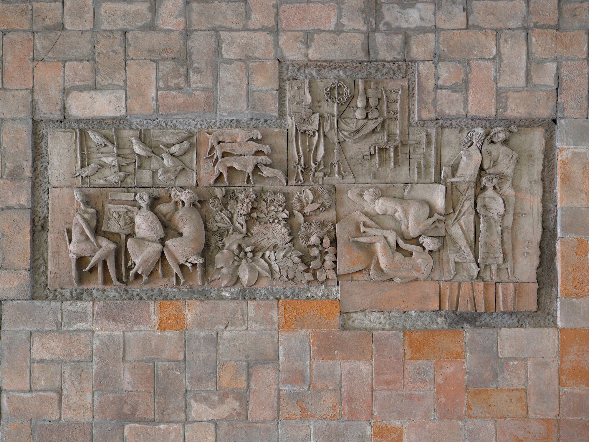 Nerino Negri, grande decorazione in cotto, 1960, ingresso di condominio, corso Vittorio Emanuele II 150, Padova