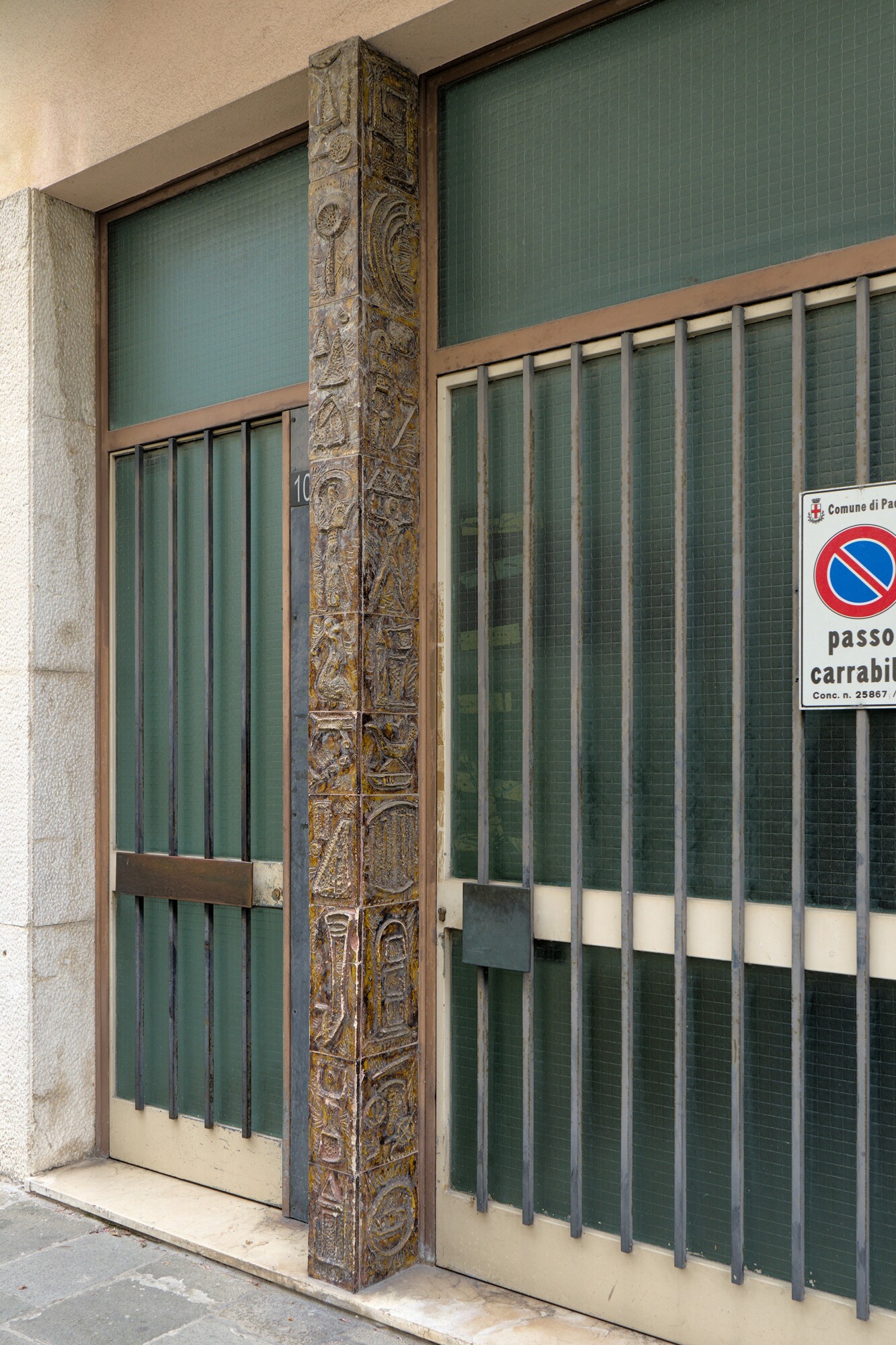 Autore non identificato, pilastro rivestito in ceramica decorata, via Antonio Locatelli 10, Padova