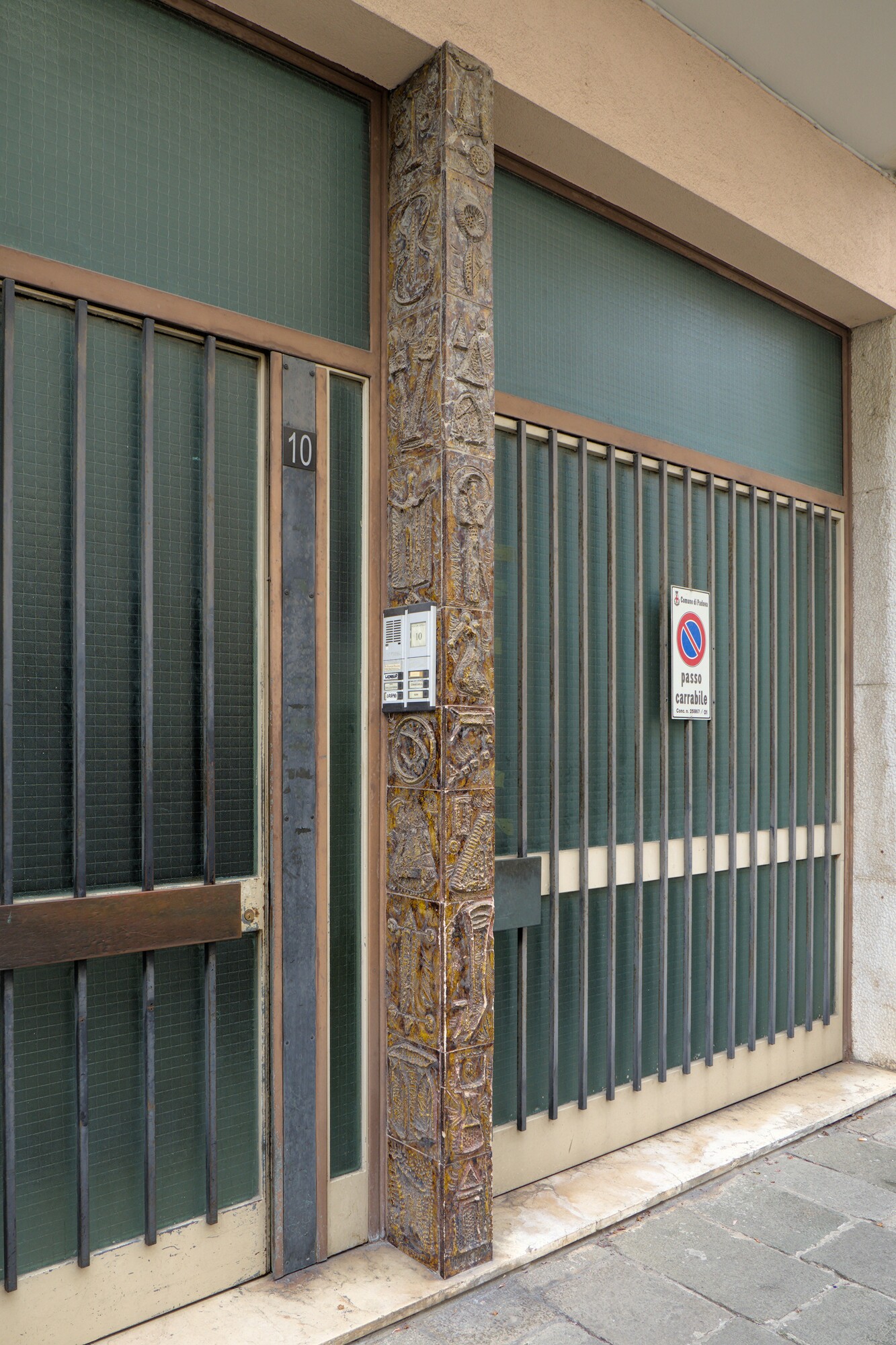 Autore non identificato, pilastro rivestito in ceramica decorata, via Antonio Locatelli 10, Padova
