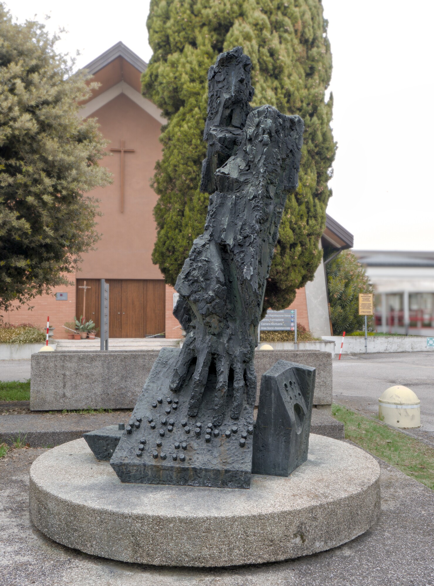B.M. [autore non identificato], scultura in bronzo, 1969, istituto Luigi Configliachi, via Sette Martiri 33, Padova