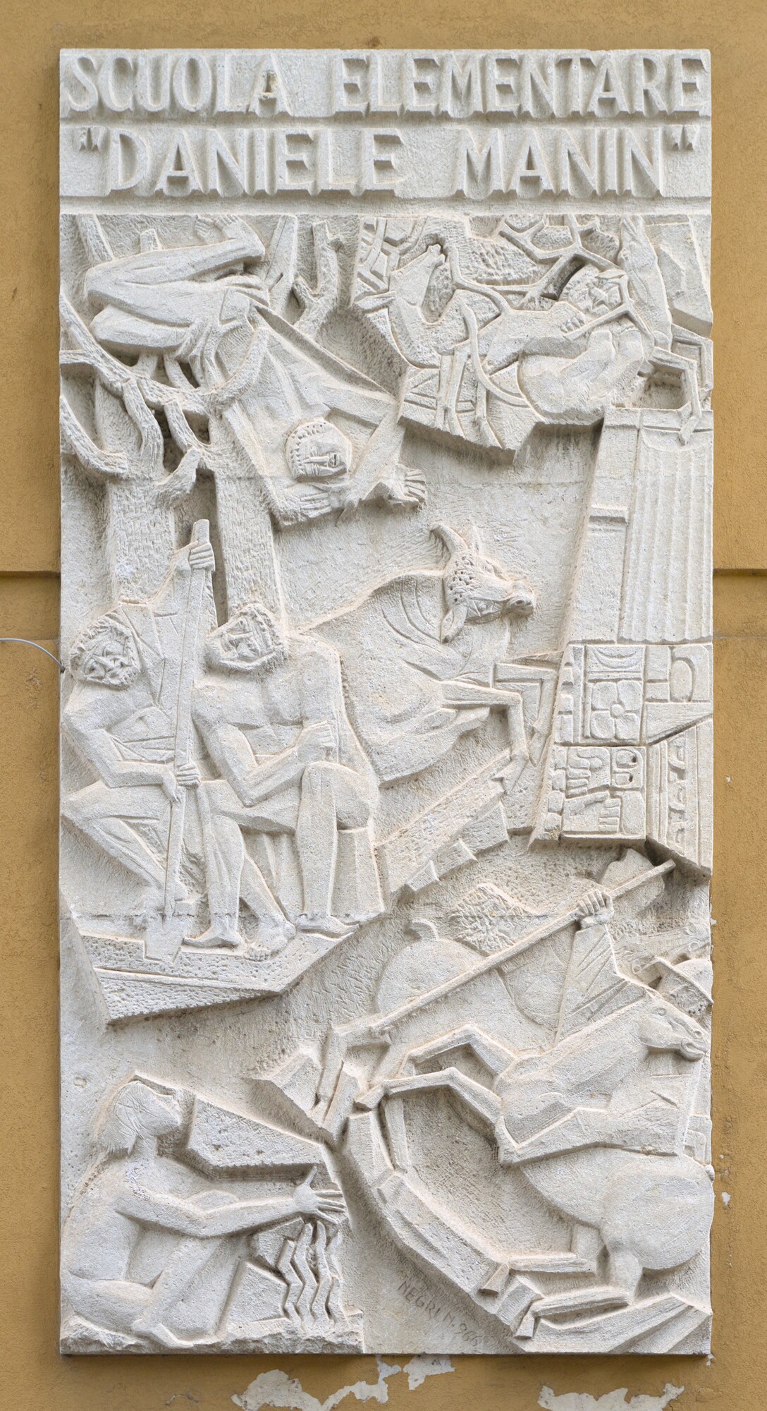 Nerino Negri, bassorilievo in pietra sulla facciata della scuola Daniele Manin, 1966, via Tre Garofani 48, Padova