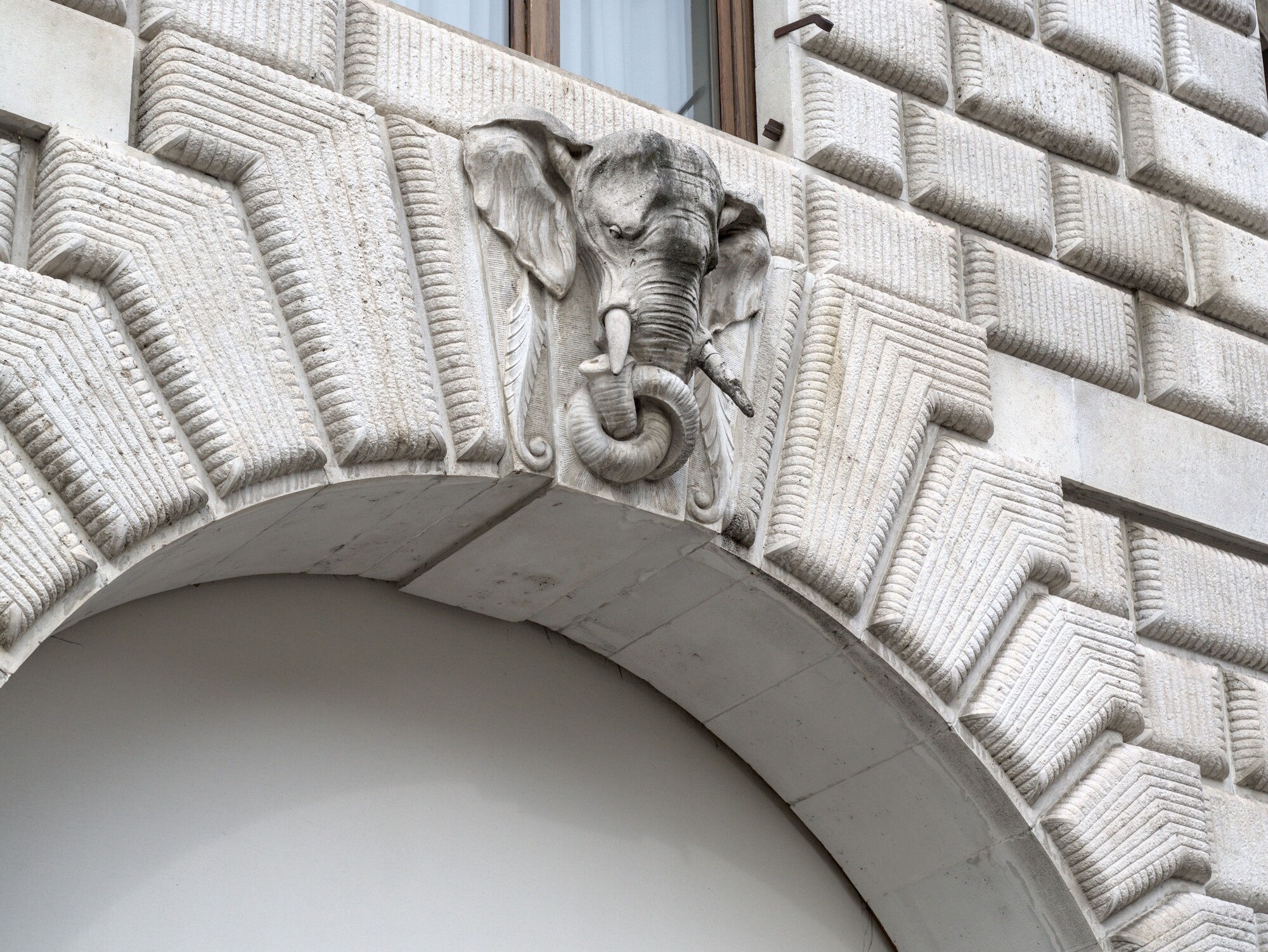 Gino Peressutti, scultura zoomorfa in pietra integrata nella chiave d’arco, 1927-1933, palazzo Società Igea (palazzo Belloni-Peressutti), piazza Garibaldi, Padova