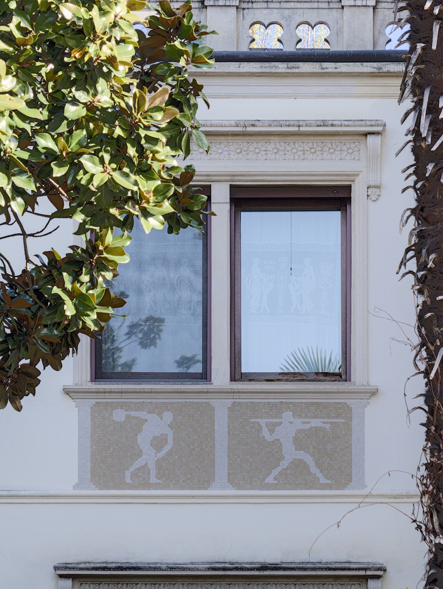 Autore non identificato, decorazioni musive nella facciata di edificio residenziale, via Egidio Forcellini 5, Padova