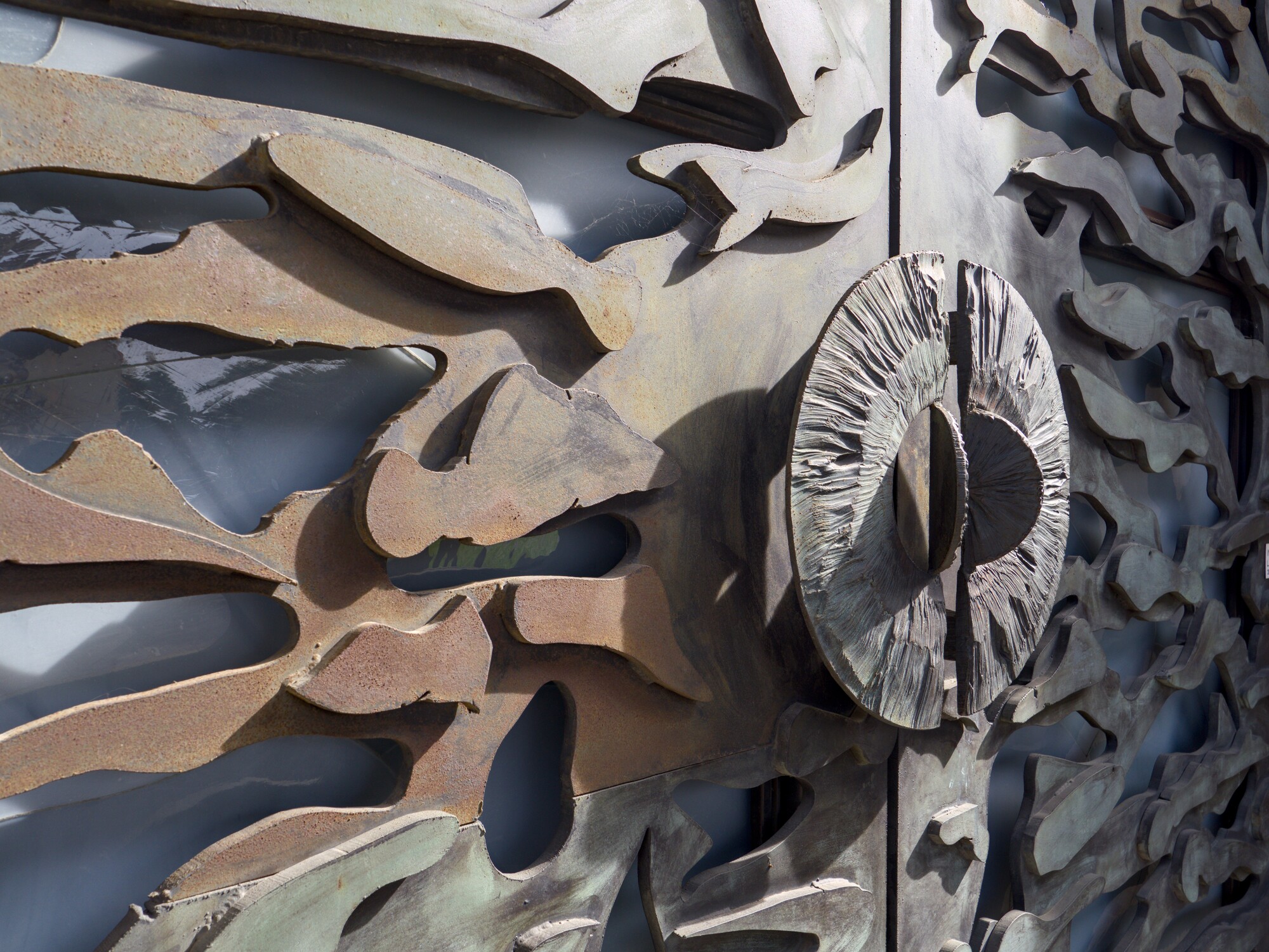 [Toni Benetton?], porta in bronzo (dettaglio), chiesa dello Spirito Santo (Berlese, Checchi, Cristofoli, Gusso, Negri, Tombola, Vallot, Zabai, 1960-61), via Alessandro Prosdocimi 3, Padova