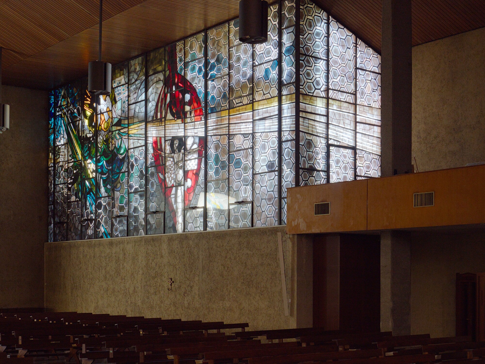 Giorgio Scalco (esecuzione Ditta Albano Poli), grande vetrata raffigurante la colomba dello Spirito che crea il cielo e la terra, 1969, chiesa dello Spirito Santo (Berlese, Checchi, Cristofoli, Gusso, Negri, Tombola, Vallot, Zabai, 1960-61), via Alessandro Prosdocimi 3, Padova