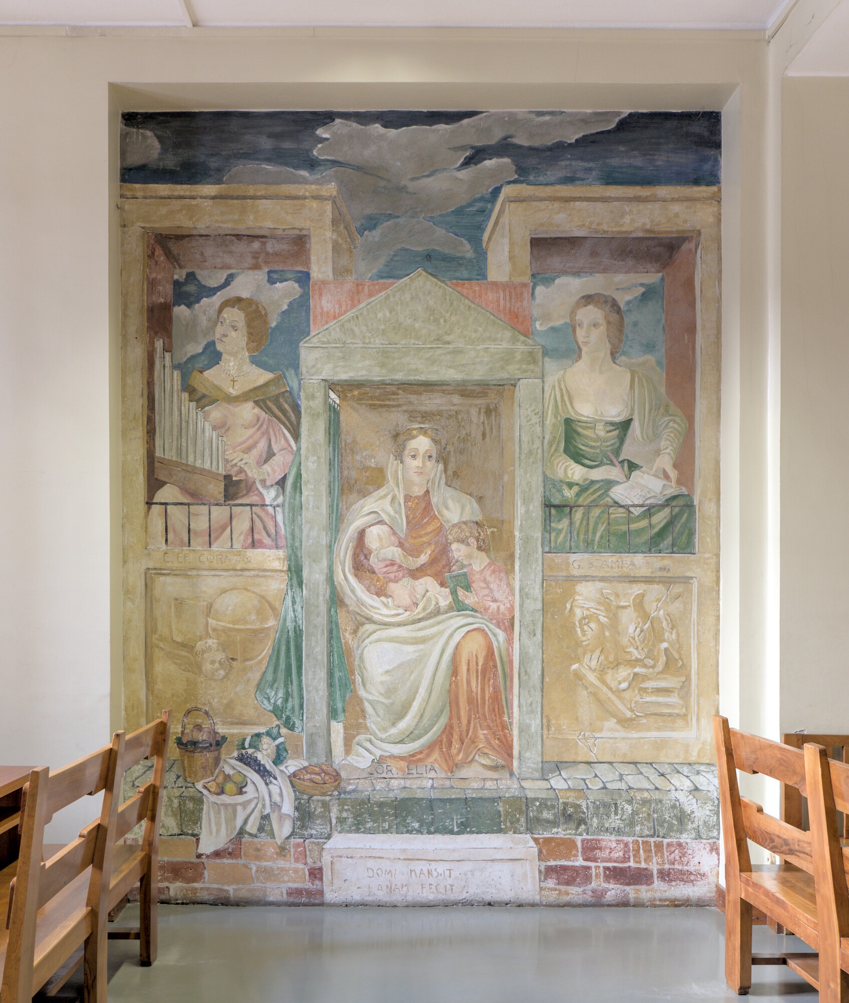Antonio Morato, esempi femminili nel campo della cultura: *Elena Lucrezia Cornaro Piscopia, Cornelia, Gaspara Stampa*. Iscrizione: *Domi mansit, lanam fecit*. Affresco, 1941, palazzo Bo, aula delle studentesse. Il mobilio dell'aula è disegnato da Gio Ponti. Via VIII Febbraio 2, Padova