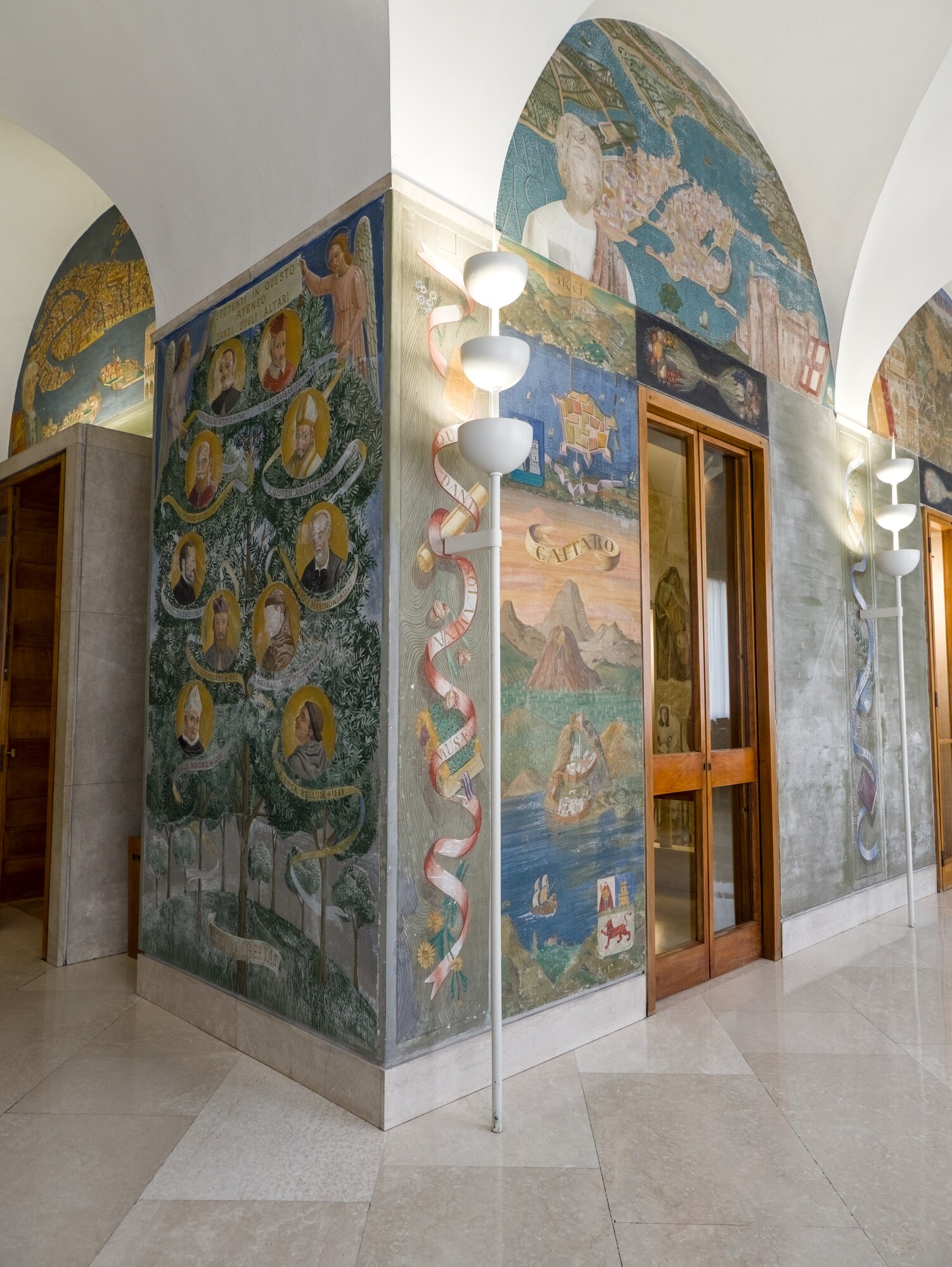 Piero Fornasetti (arredi: Gio Ponti), decorazione ad affresco, 1942-43 (portata a termine da Fulvio Pendini nel 1956), *Galleria del Rettorato*, palazzo Bo, via VIII Febbraio 2, Padova
