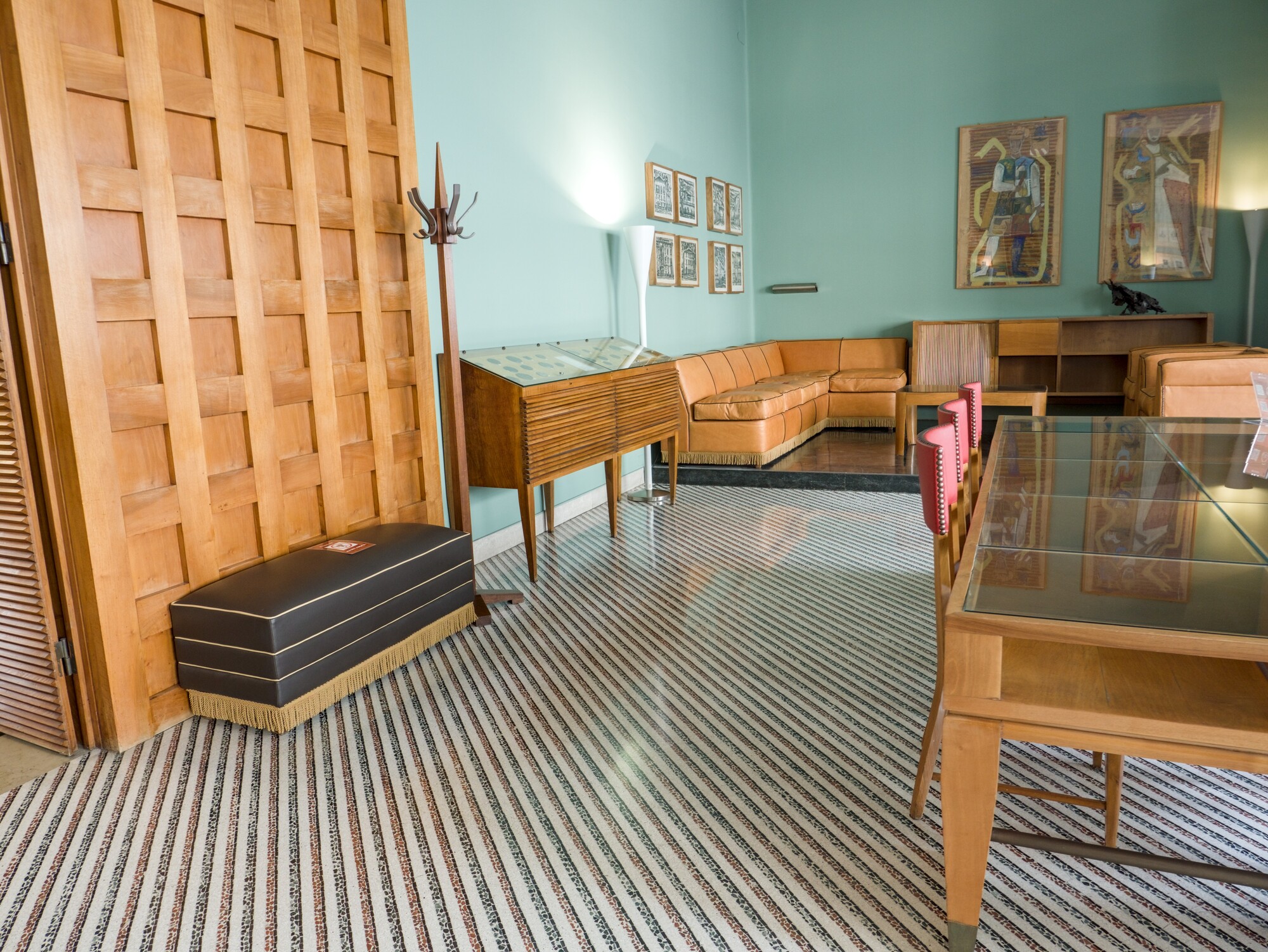 Gio Ponti, arredi della *Sala di lettura*, 1941; alle pareti in fondo: otto disegni di Tono Zancanaro (1941) e i bozzetti per gli smalti di De Poli, palazzo Bo, via VIII Febbraio 2, Padova