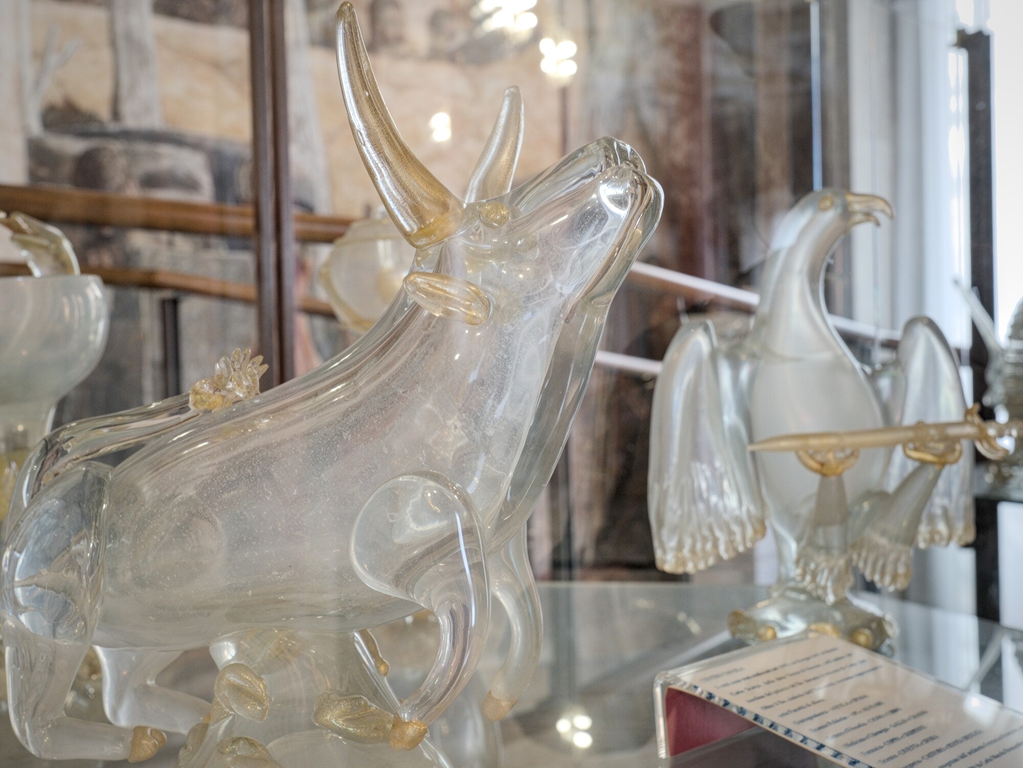 Carlo Scarpa (realizzazione: vetreria Venini), centro-tavola in vetro simboleggianti le Facoltà universitarie — bue (l'Università), aquila (Giurisprudenza) —, 1943, *Basilica*, palazzo Bo, via VIII Febbraio 2, Padova