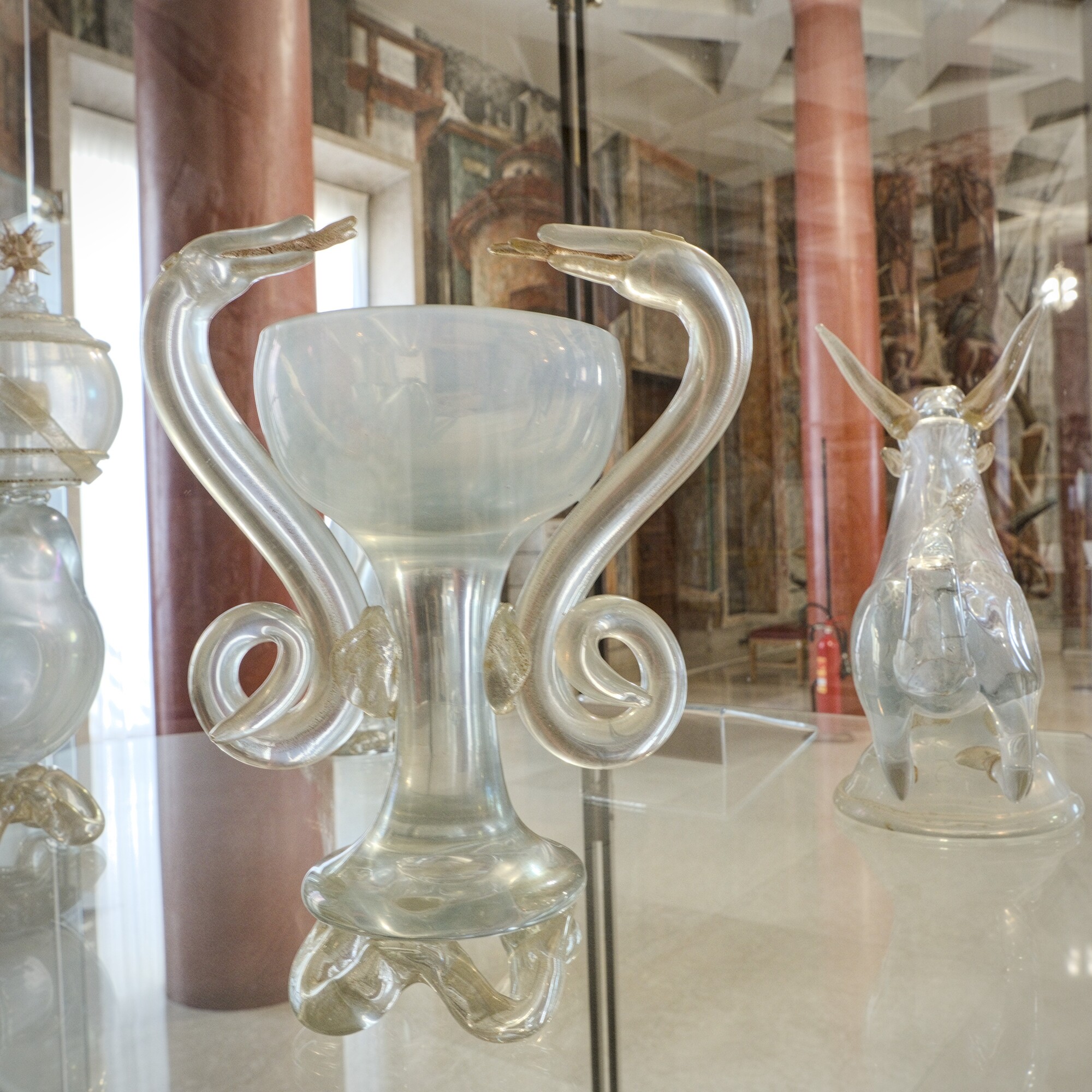 Carlo Scarpa (realizzazione: vetreria Venini), centro-tavola in vetro simboleggianti le Facoltà universitarie — serpenti e coppa (Farmacia) —, 1943, *Basilica*, palazzo Bo, via VIII Febbraio 2, Padova