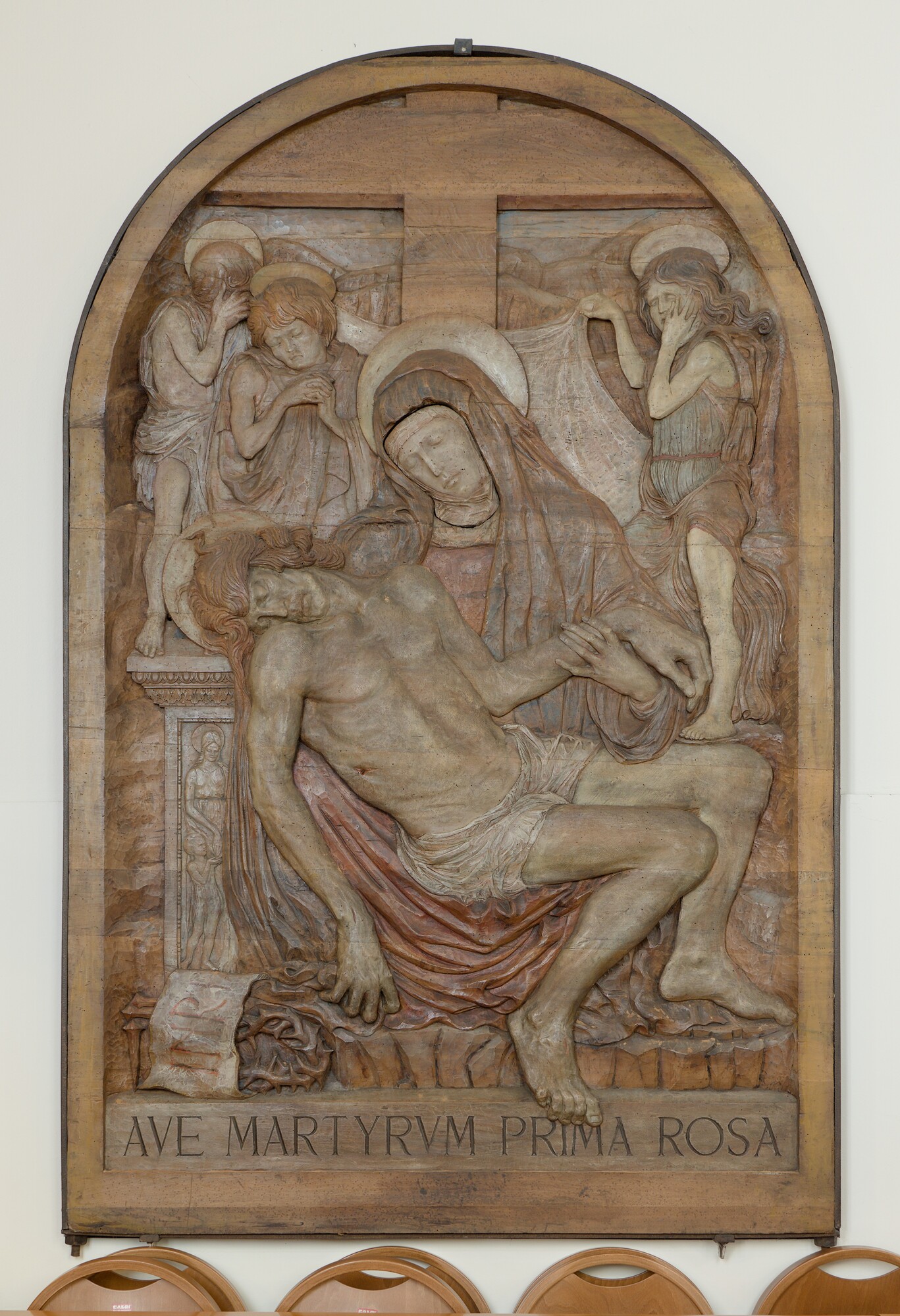 Amleto Sartori, *Pietà*, bassorilievo intagliato in noce e dipinto, 1942. Il volto della Madonna è rimovibile per consentire di accedere all'antica icona sottostante occultata per evitare saccheggi da parte dell'esercito tedesco. Sagrestìa della chiesa di Santa Maria del Torresino (originariamente era pala d'altare), via Andrea Memmo 47, Padova
