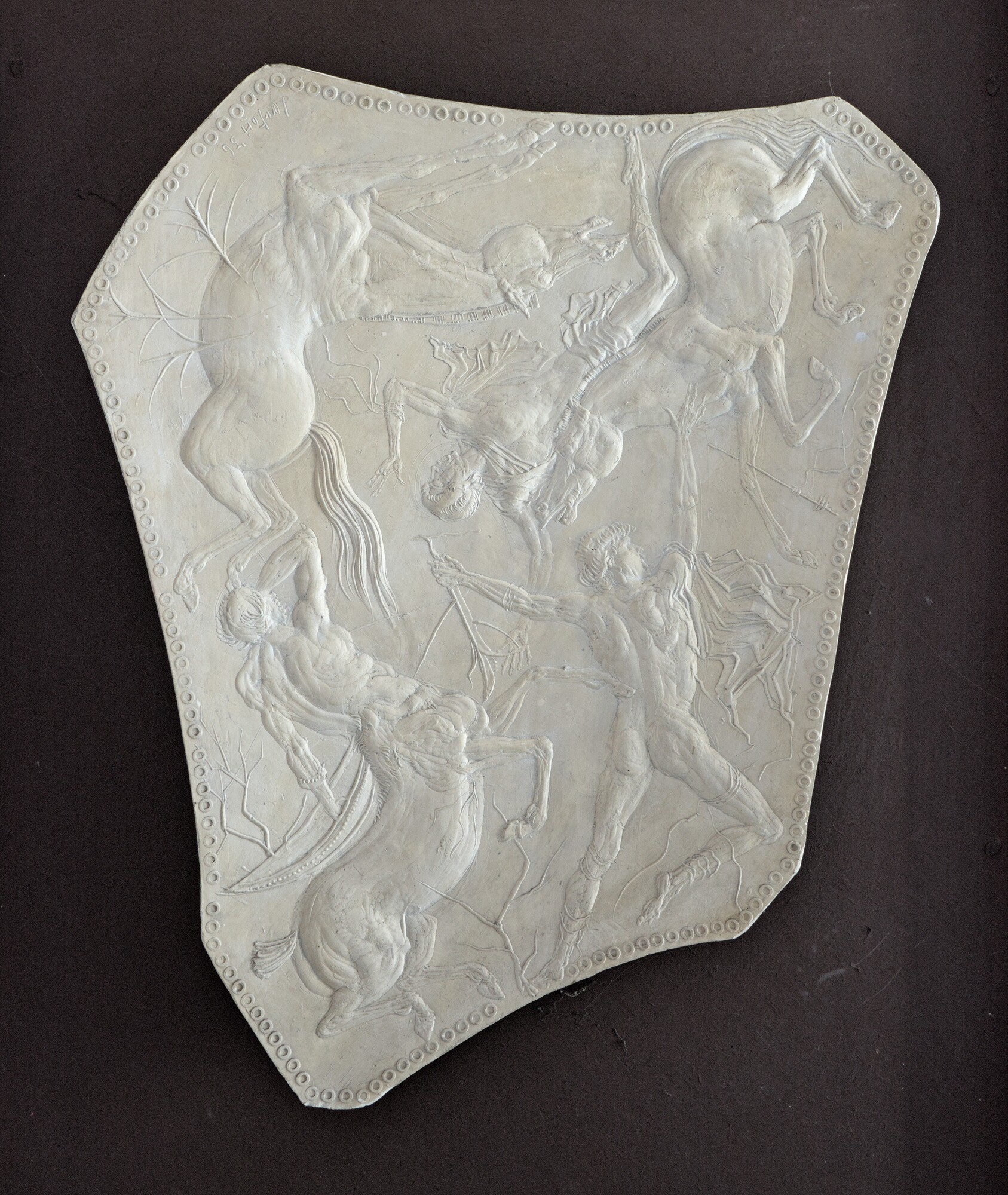 Amleto Sartori, scudo allegorico in gesso, 1956, Casa del Mutilato (Renato Fabbrichesi, 1926-27; ampliamento 1955-56: Studio Giovanni Zabai), piazzale Mazzini, Padova