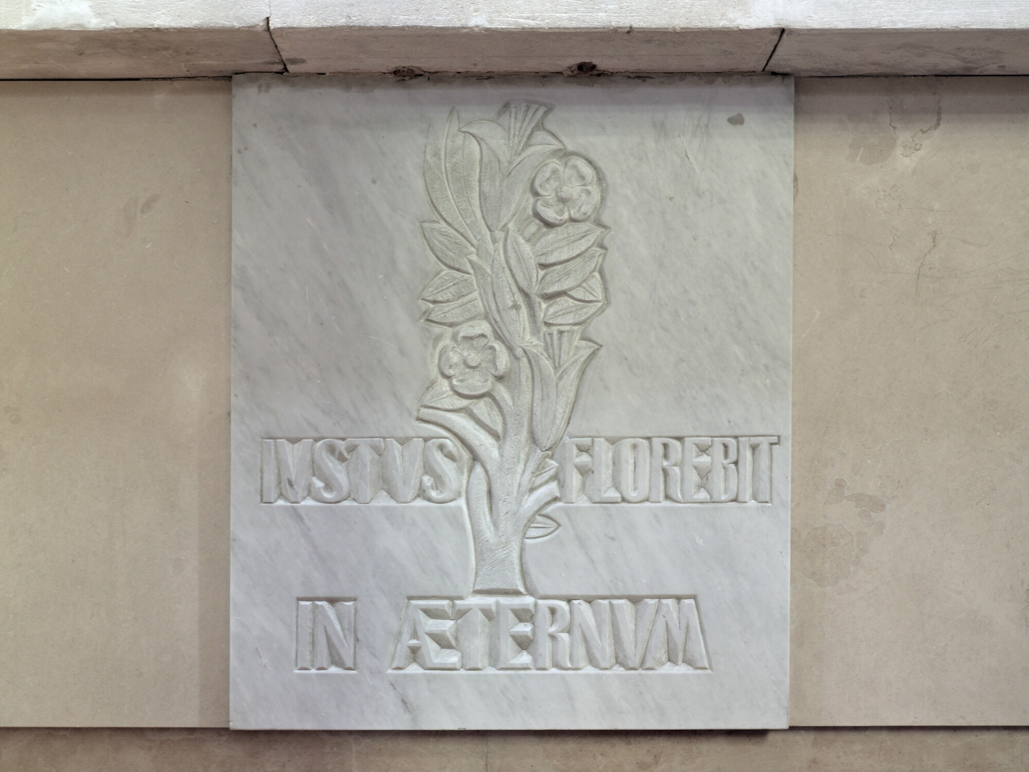 Nerino Negri, paliotto d'altare in marmo di Carrara, ante 1976; iscrizione: 'IUSTUS FLOREBIT IN AETERNUM', cappella del Suffragio, chiesa di San Prosdocimo (Vincenzo Bonato, 1937-41), via Jacopo Facciolati 1, Padova
