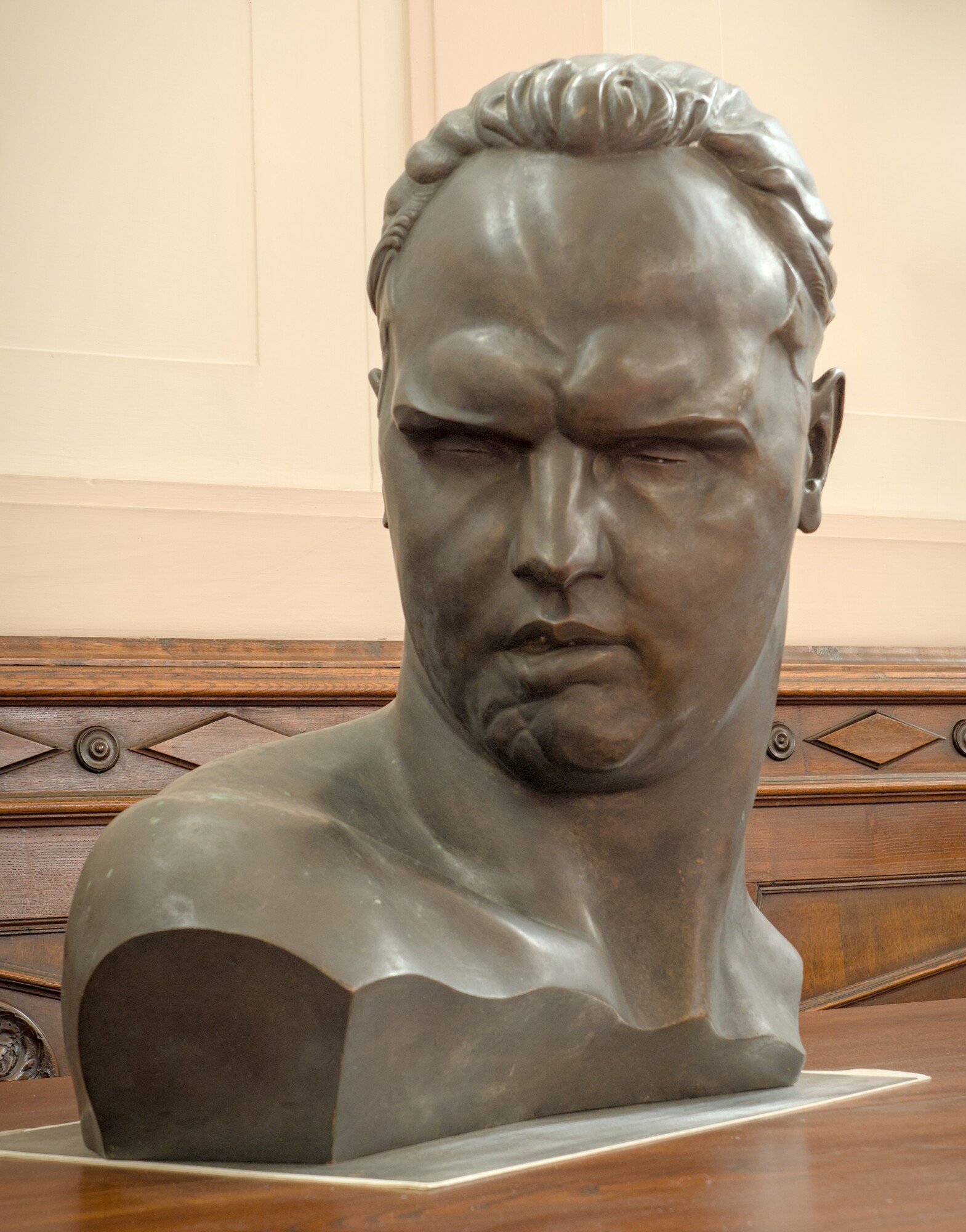 Antonio Giuseppe Santagata, *Carlo Delcroix*, busto in bronzo, circa 1928, Casa del Mutilato (Renato Fabbrichesi, 1926-27; ampliamento 1955-56: Studio Giovanni Zabai), piazzale Mazzini, Padova