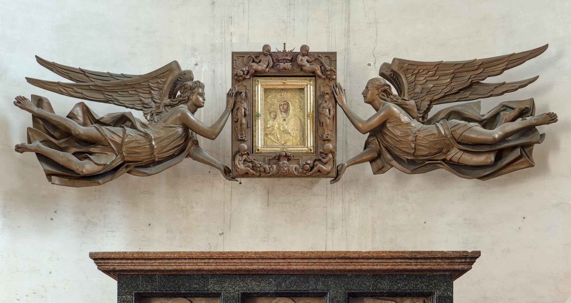 Amleto Sartori, angeli che reggono l'icona della Madonna costantinopolitana, bronzo a cera perduta, 1959, Basilica di Santa Giustina, Prato della Valle, Padova