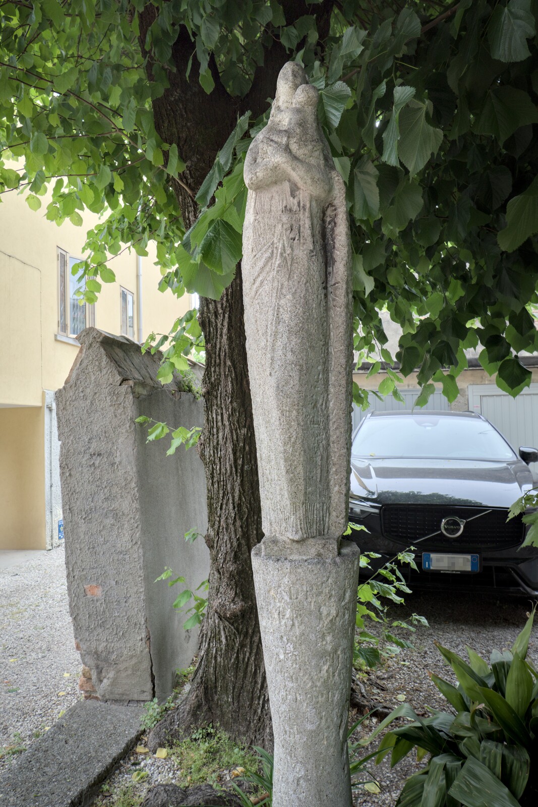 Nerino Negri, Madonna col Bambino, pietra, 1957, parcheggio condominiale, corso Vittorio Emanuele II 201, Padova
