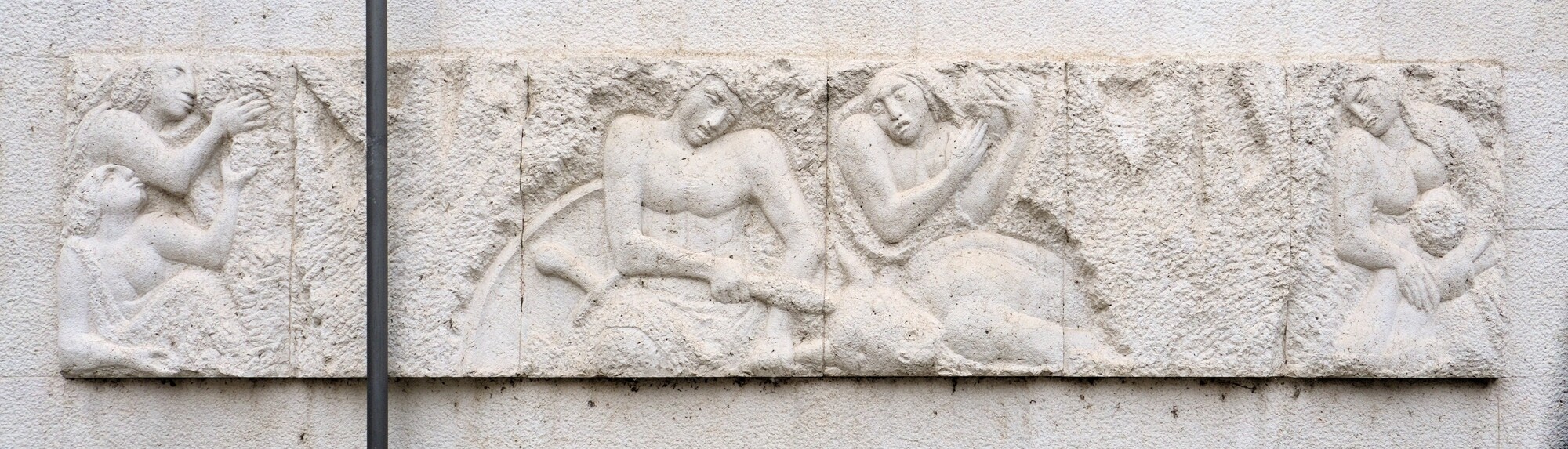 Luigi Strazzabosco, *Teseo contro il Minotauro*, bassorilievo in pietra d'Istria, 1961, facciata della Questura di Padova (Sergio Pasqualotto, 1959), piazzetta Giovanni Palatucci 5, Padova 
