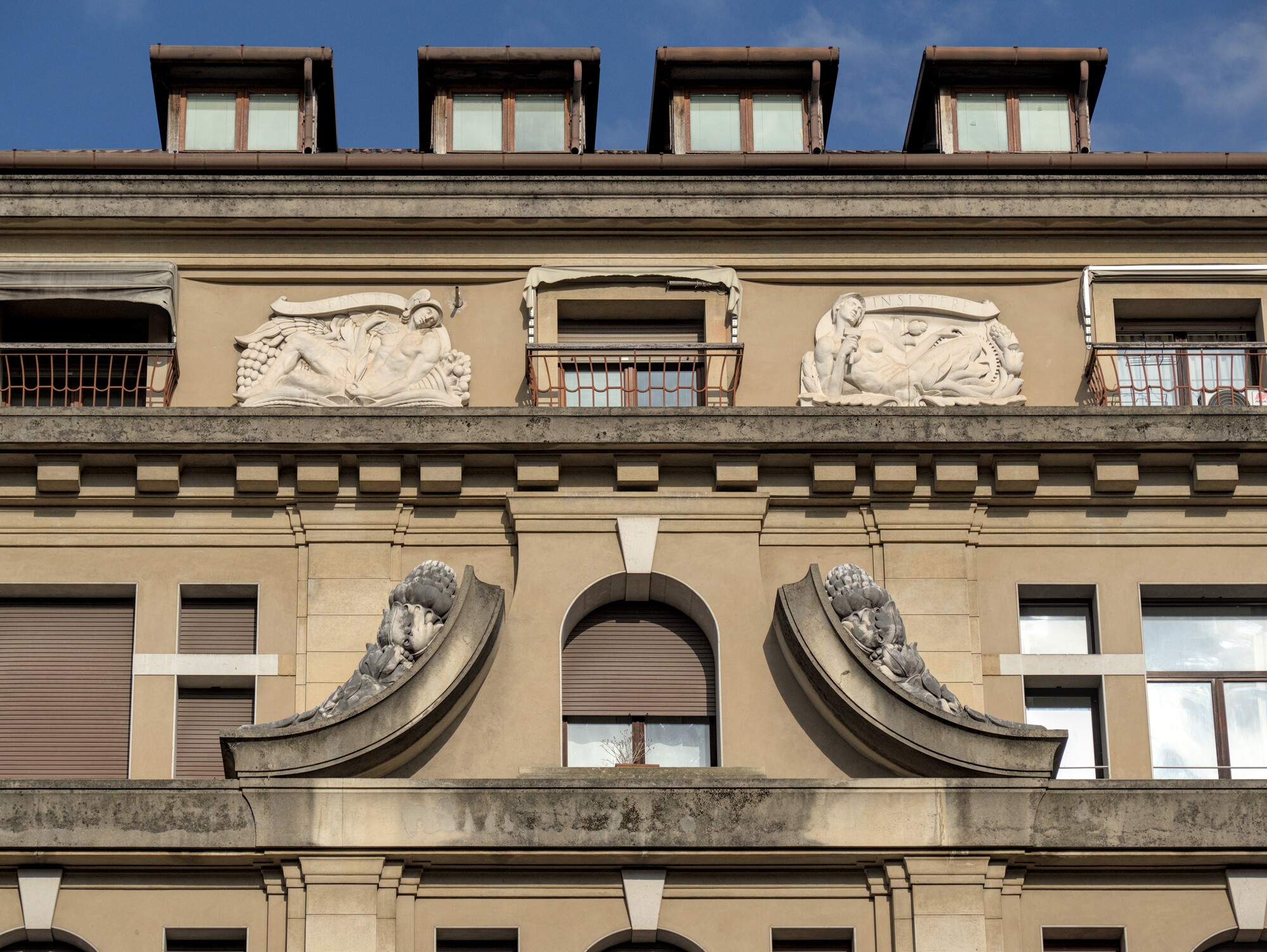 Duilio Torres, decorazioni sulla facciata dell'ex albergo Regina (Duilio Torres, 1928), piazza Garibaldi, Padova