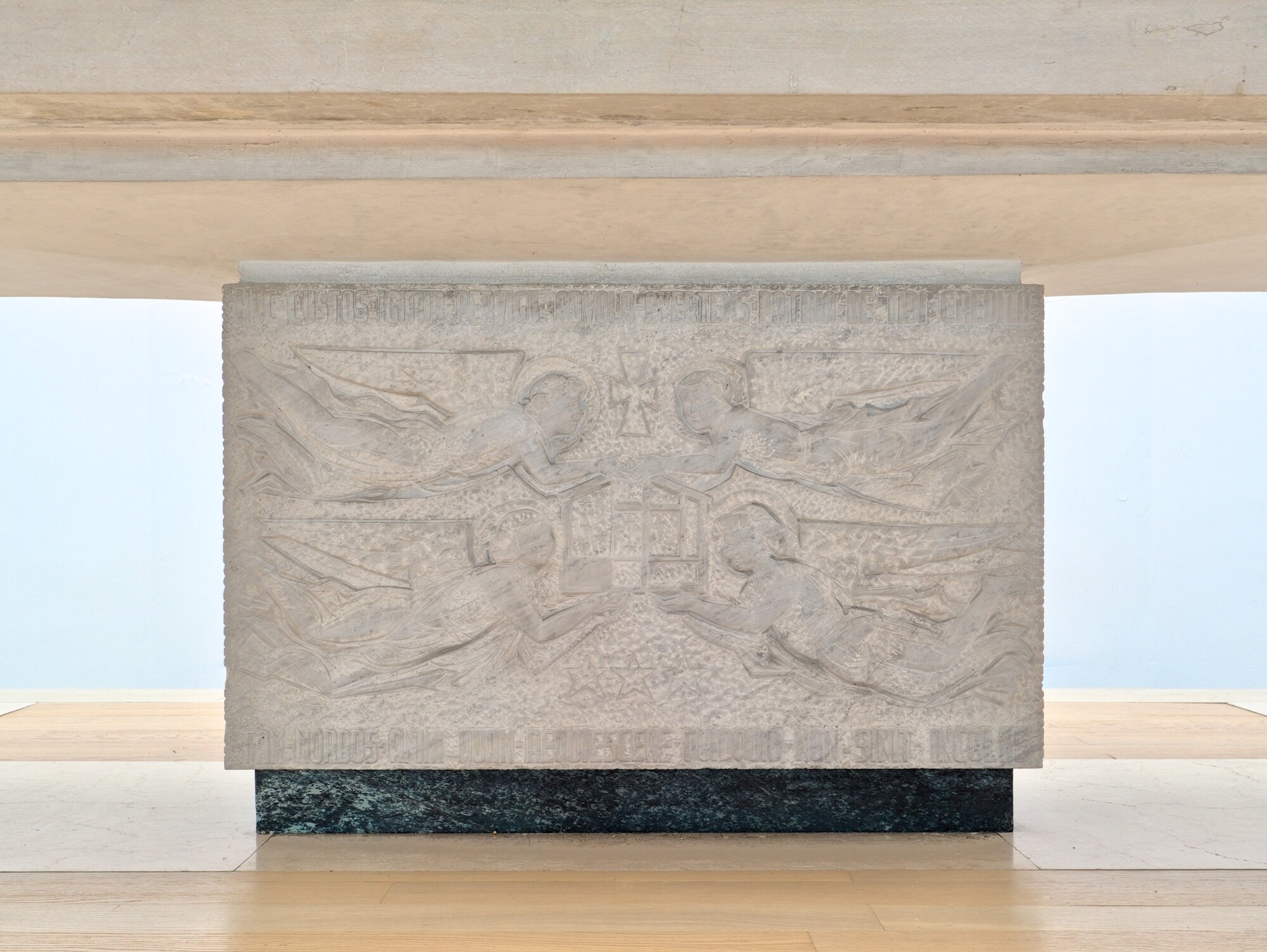 Amleto Sartori, quattro angeli sorreggono il modello della chiesa, paliotto in pietra di Vicenza, 1957, chiesa dei Santi Angeli Custodi (Giulio Brunetta, 1954-57), via Scuole 6, Padova