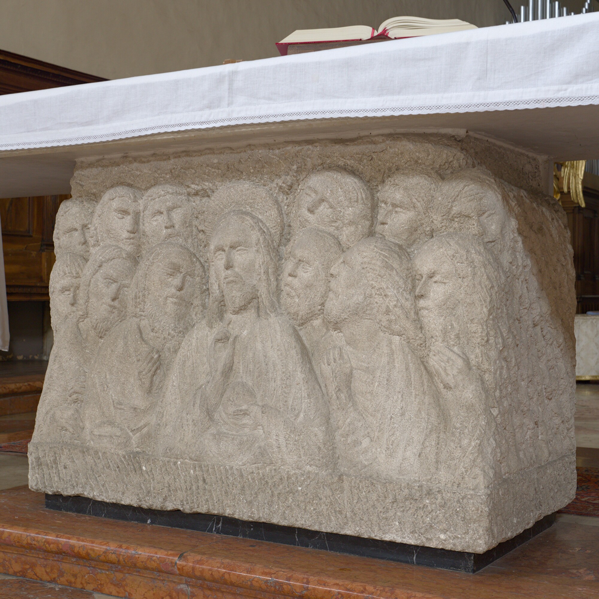 Luigi Strazzabosco, *Ultima cena*, paliotto in pietra, 1973, chiesa di San Francesco Grande, via S. Francesco 118, Padova