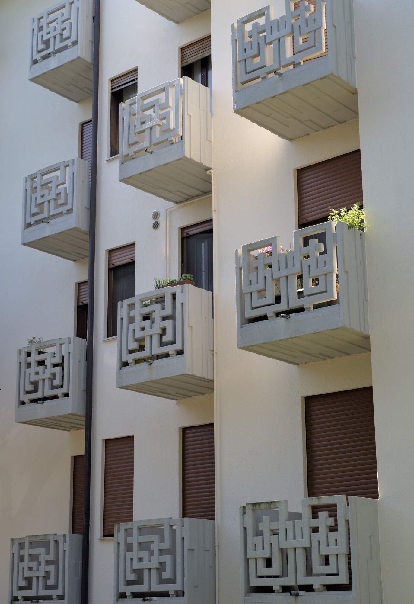 Francesco Mansutti, Gino Miozzo, decorazioni architettoniche nel complesso edilizio del quartiere Santa Rita, anni sessanta, tra via Facciolati, via Crescini e via Veronese, Padova
