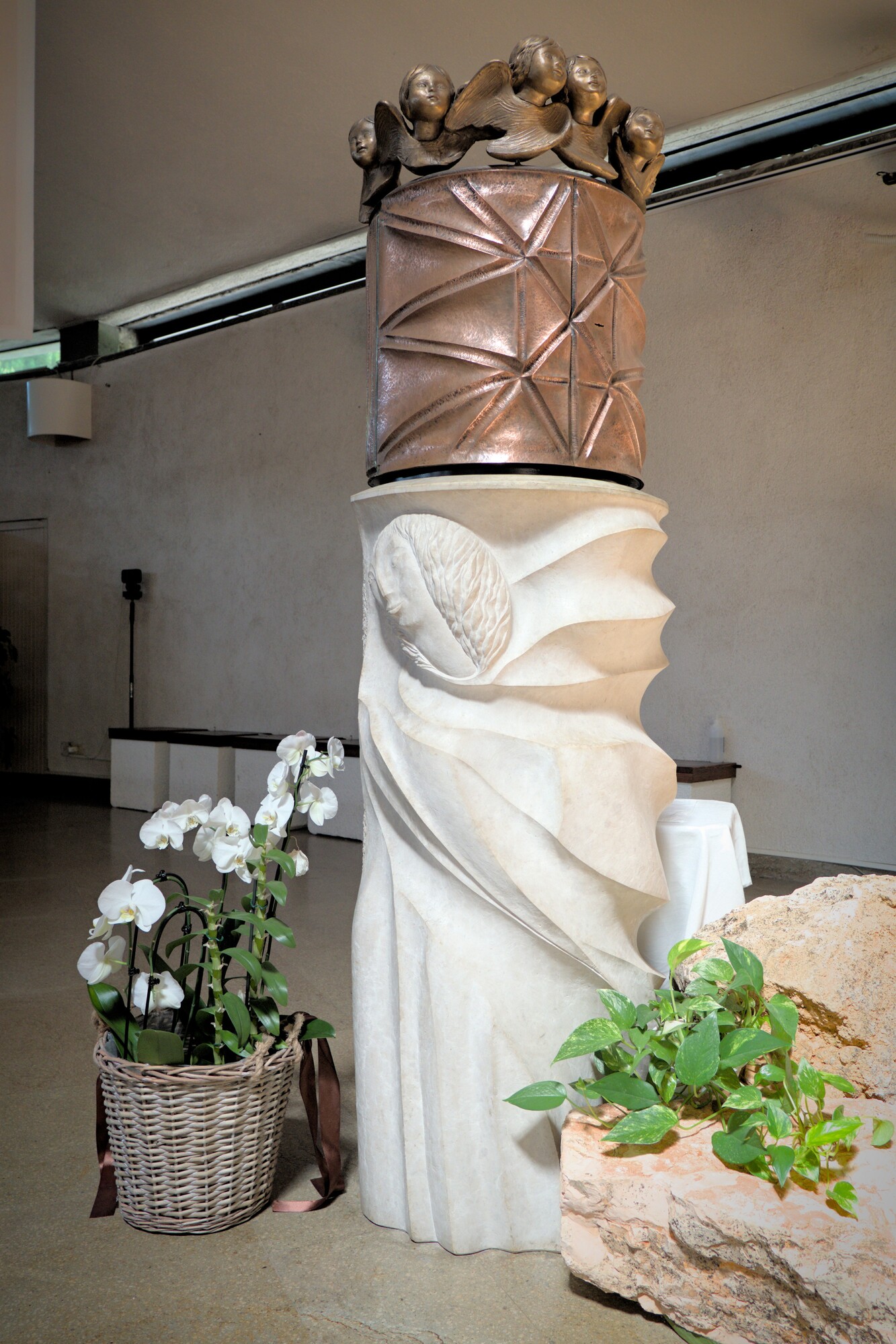 Luigi Sandi, tabernacolo in marmo bianco e rame [angeli metallici di aggiunta posteriore, non autografi], chiesa di Santa Rita (Francesco Mansutti, Gino Miozzo, Adele Oddino (1962-67), via Santa Rita 18, Padova