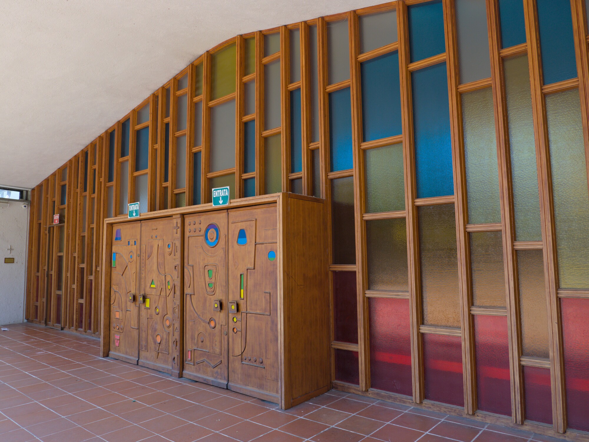Facciata della chiesa di Santa Rita con portale ligneo intagliato [colori a smalto di aggiunta posteriore, non originali], chiesa di Santa Rita (Francesco Mansutti, Gino Miozzo, Adele Oddino (1962-67), via Santa Rita 18, Padova