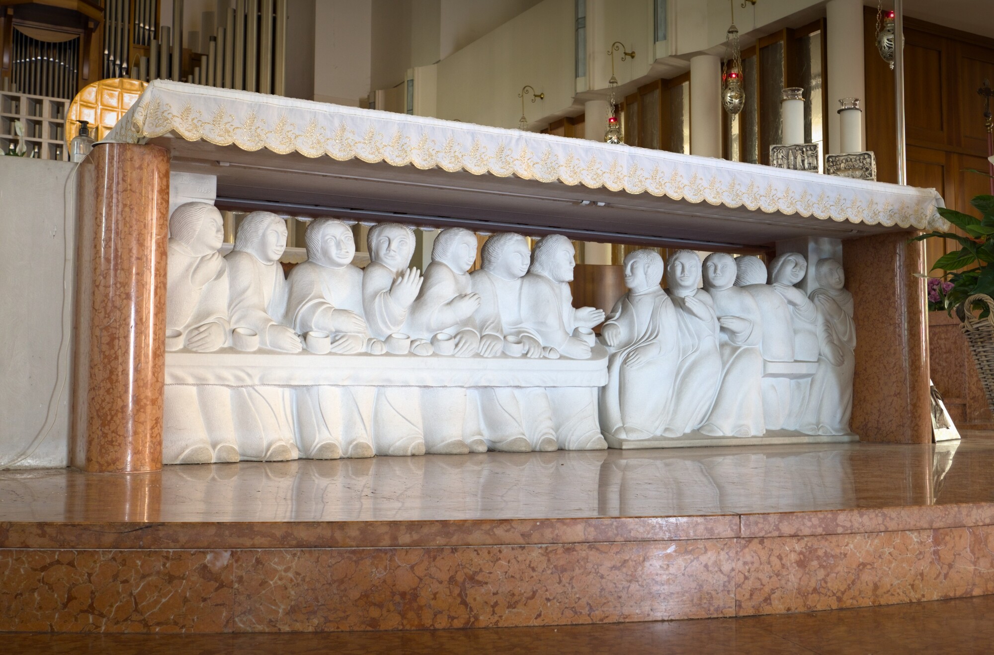 Luigi Sandi, paliotto d'altare in marmo, [1990?], chiesa del Sacro Cuore di Gesù, via Sacro Cuore 18, Padova