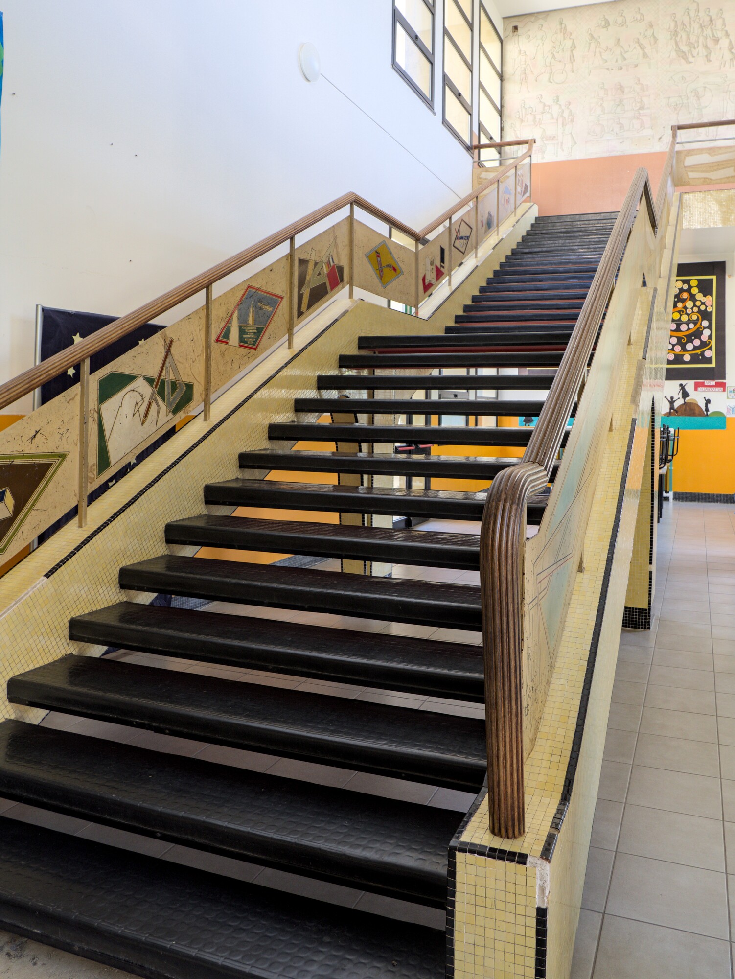 Autore non identificato, decorazione policroma sviluppata per tutta la lunghezza del parapetto della scala interna, scuola Ludovico Antonio Muratori (Sergio Pasqualotto, 1952-58), via Dignano 2, Padova