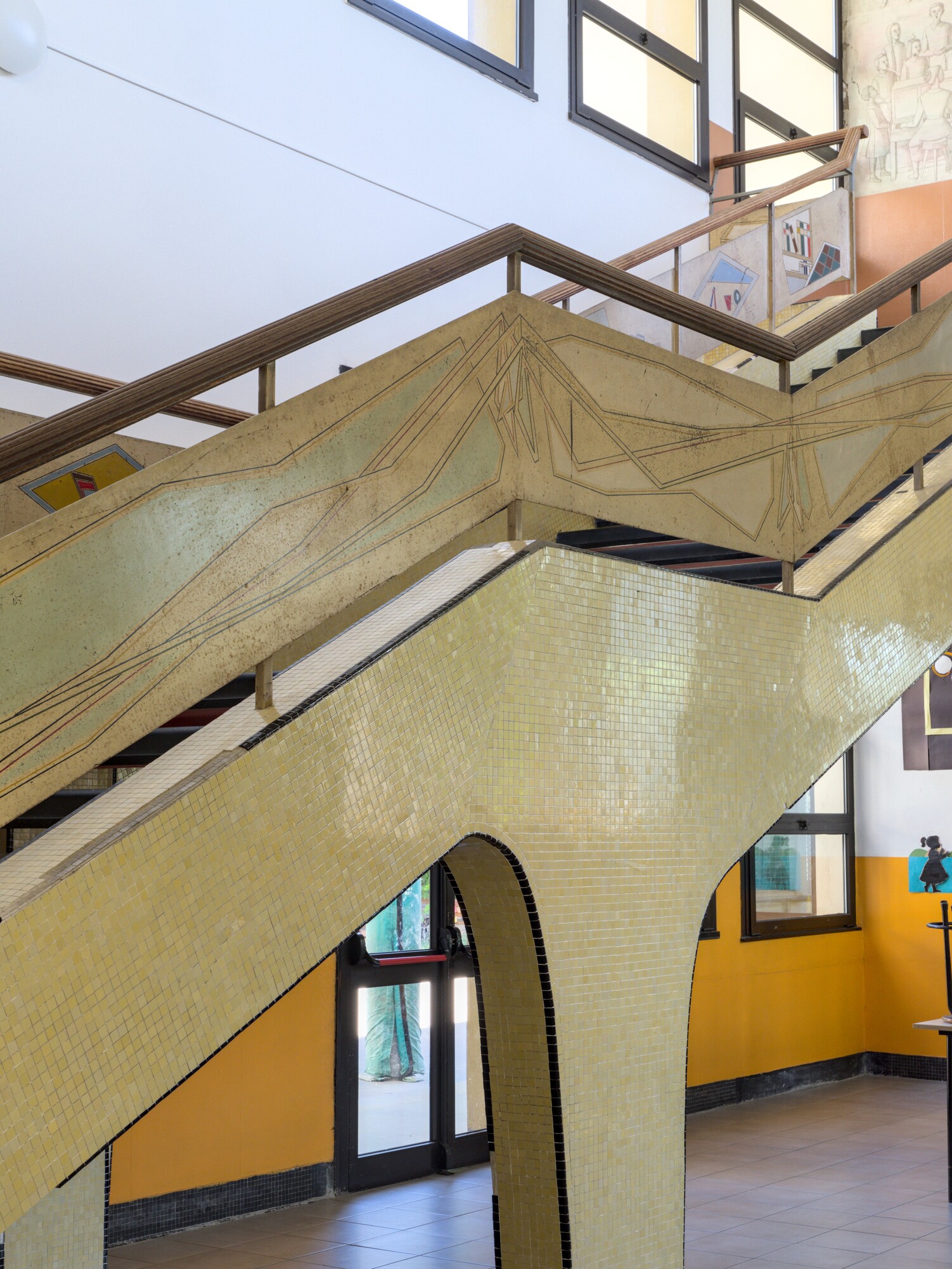 Autore non identificato, decorazione policroma sviluppata per tutta la lunghezza del parapetto della scala interna, scuola Ludovico Antonio Muratori (Sergio Pasqualotto, 1952-58), via Dignano 2, Padova