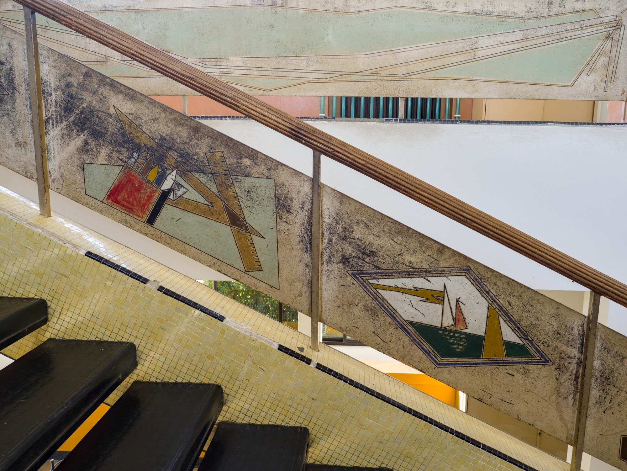 Autore non identificato, decorazione policroma sviluppata per tutta la lunghezza del parapetto della scala interna, scuola Ludovico Antonio Muratori (Sergio Pasqualotto, 1952-58), via Dignano 2, Padova