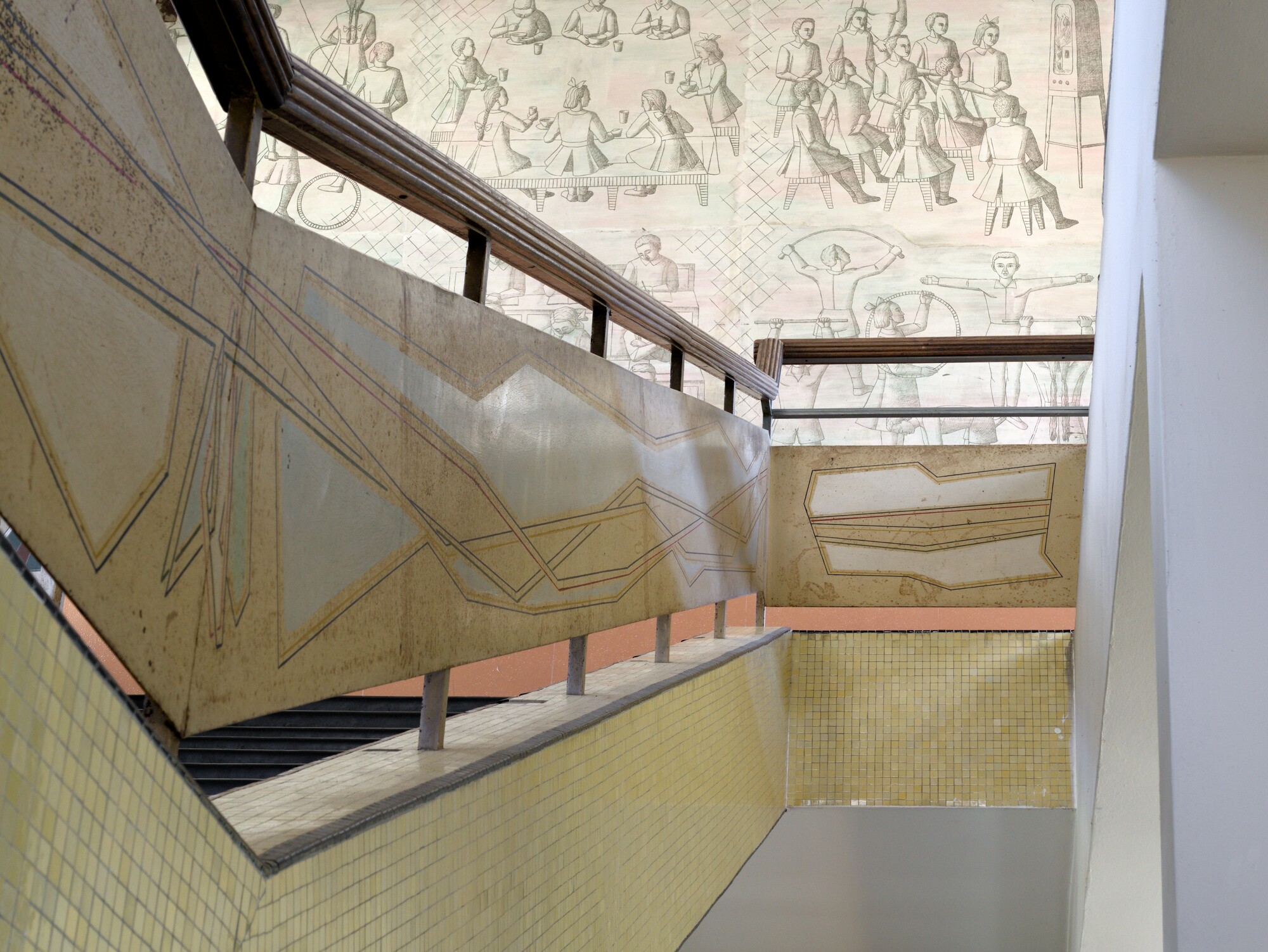 Autore non identificato, decorazione policroma sviluppata per tutta la lunghezza del parapetto della scala interna, scuola Ludovico Antonio Muratori (Sergio Pasqualotto, 1952-58), via Dignano 2, Padova