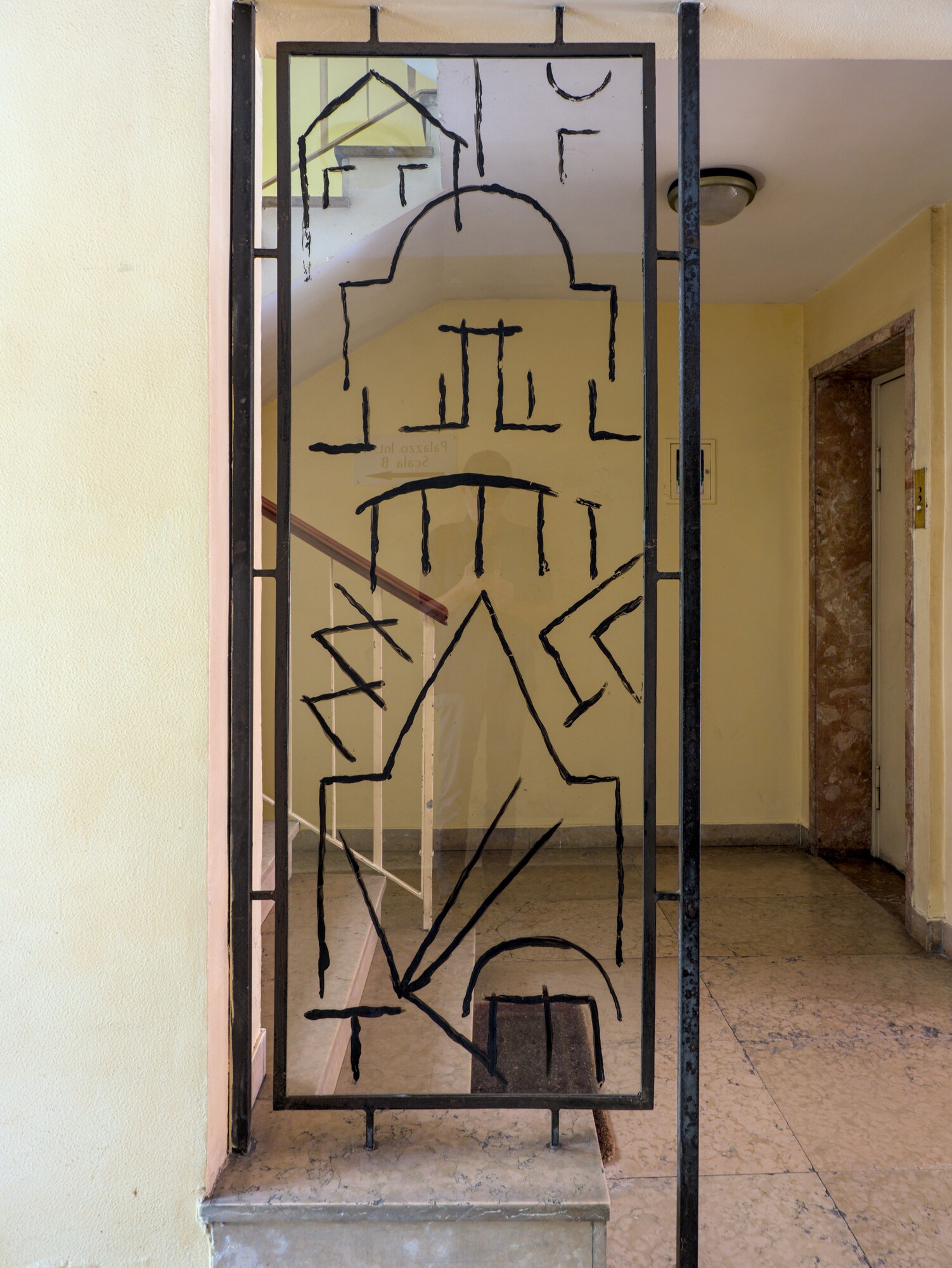 Autore non identificato, pannello vetrato con composizione geometrica e telaio in ferro, ingresso di condominio, via Euganea 96, Padova