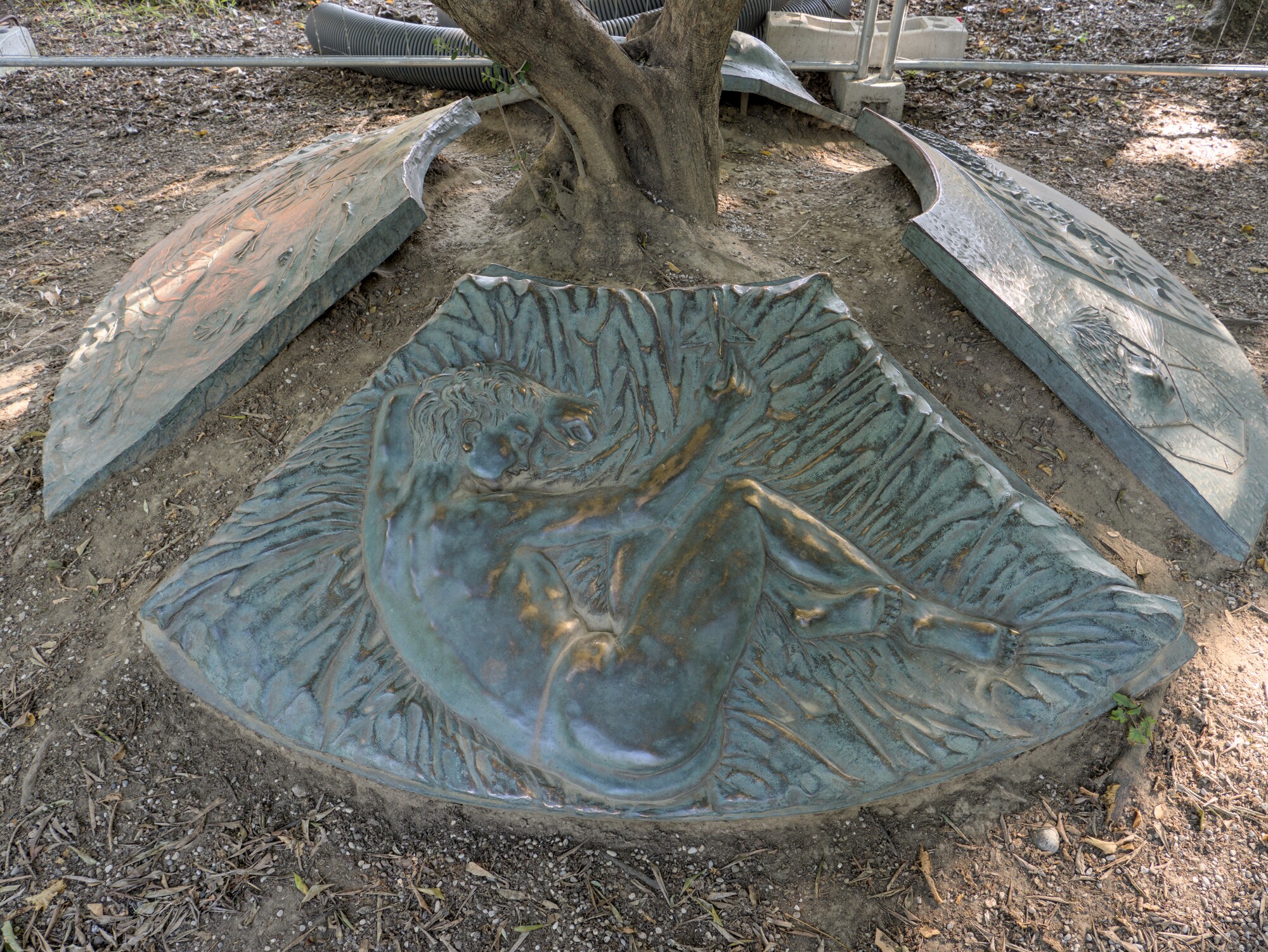 Sergio Rodella, uno dei quattro scudi in bronzo che compongono l'opera *Un segno di pace*, 1991, parco Prandina, corso Milano 128, Padova