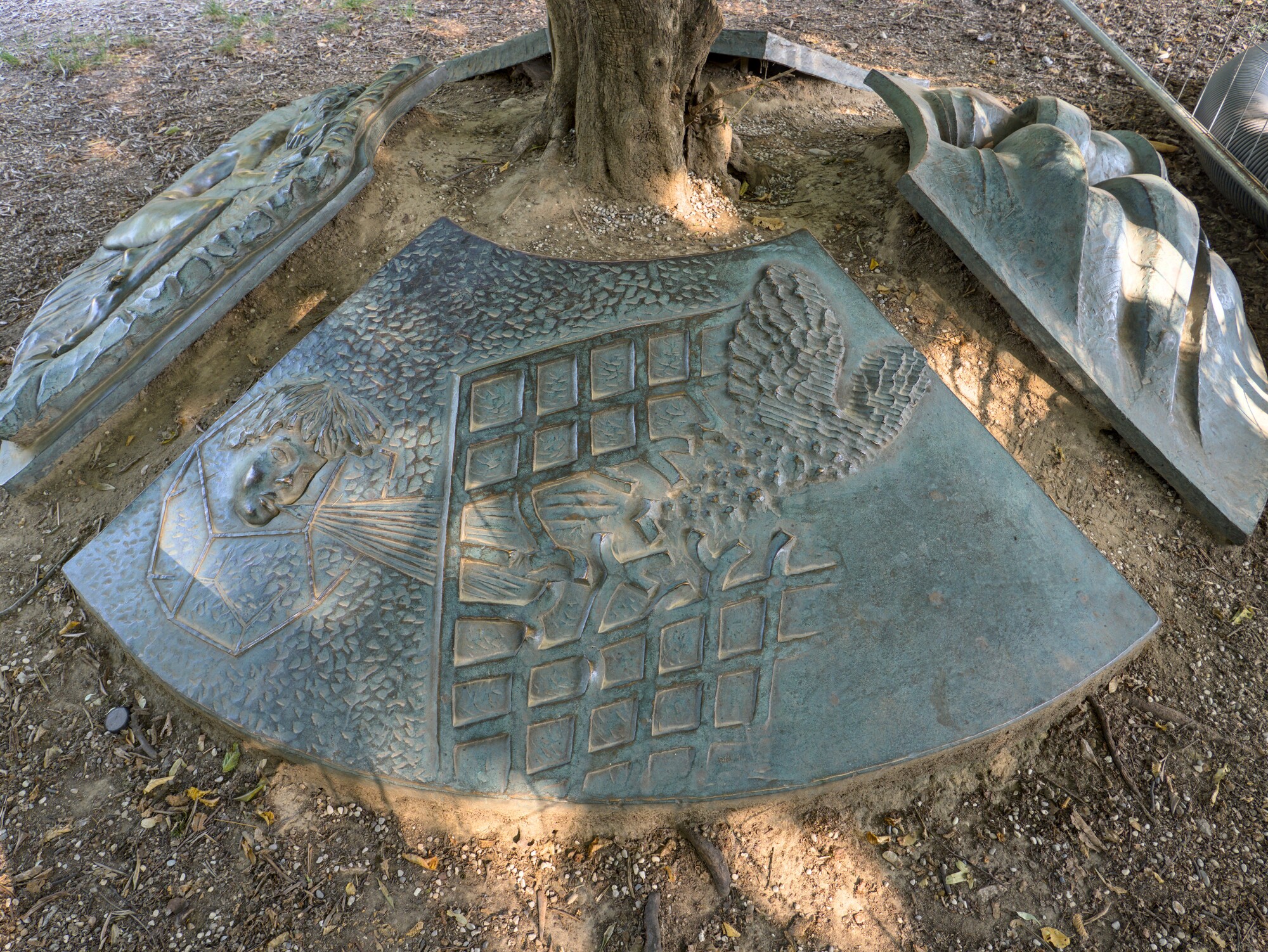 Mario Iral, uno dei quattro scudi in bronzo che compongono l'opera *Un segno di pace*, 1991, parco Prandina, corso Milano 128, Padova