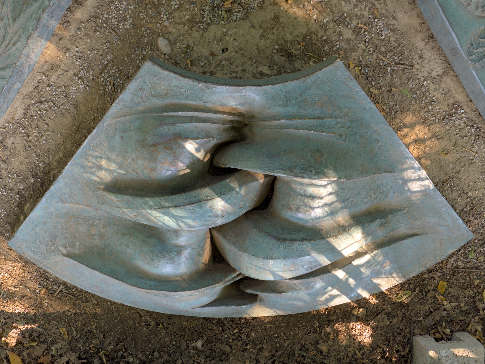 Antonio (Toni) Liverani, uno dei quattro scudi in bronzo che compongono l'opera *Un segno di pace*, 1991, parco Prandina, corso Milano 128, Padova