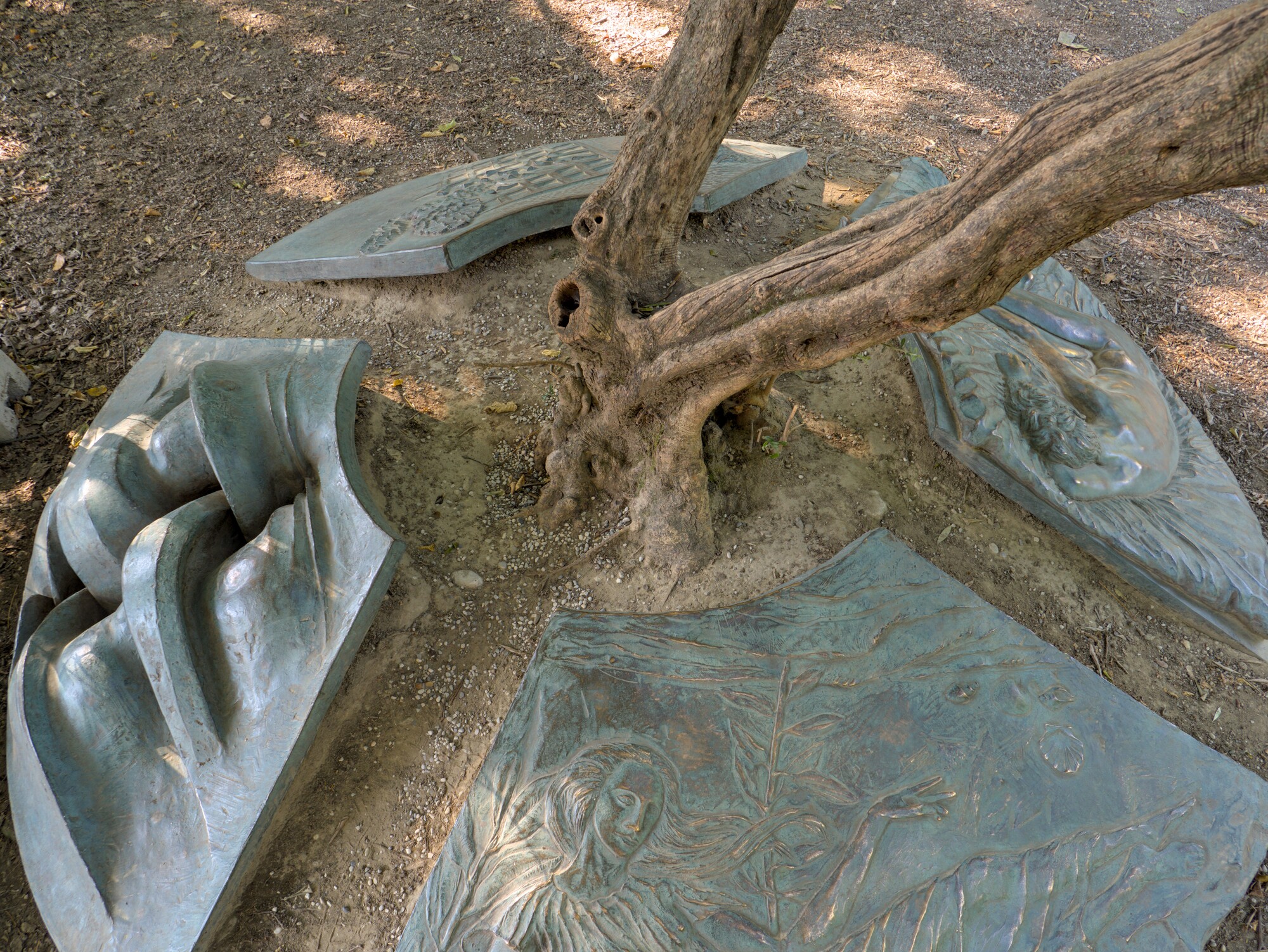 Autori vari, *Un segno di pace*, quattro scudi in bronzo, 1991, parco Prandina, corso Milano 128, Padova