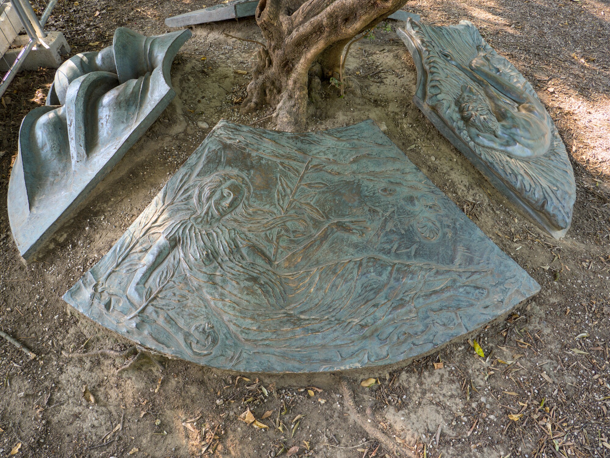 Renato Petrucci, uno dei quattro scudi in bronzo che compongono l'opera *Un segno di pace*, 1991, parco Prandina, corso Milano 128, Padova