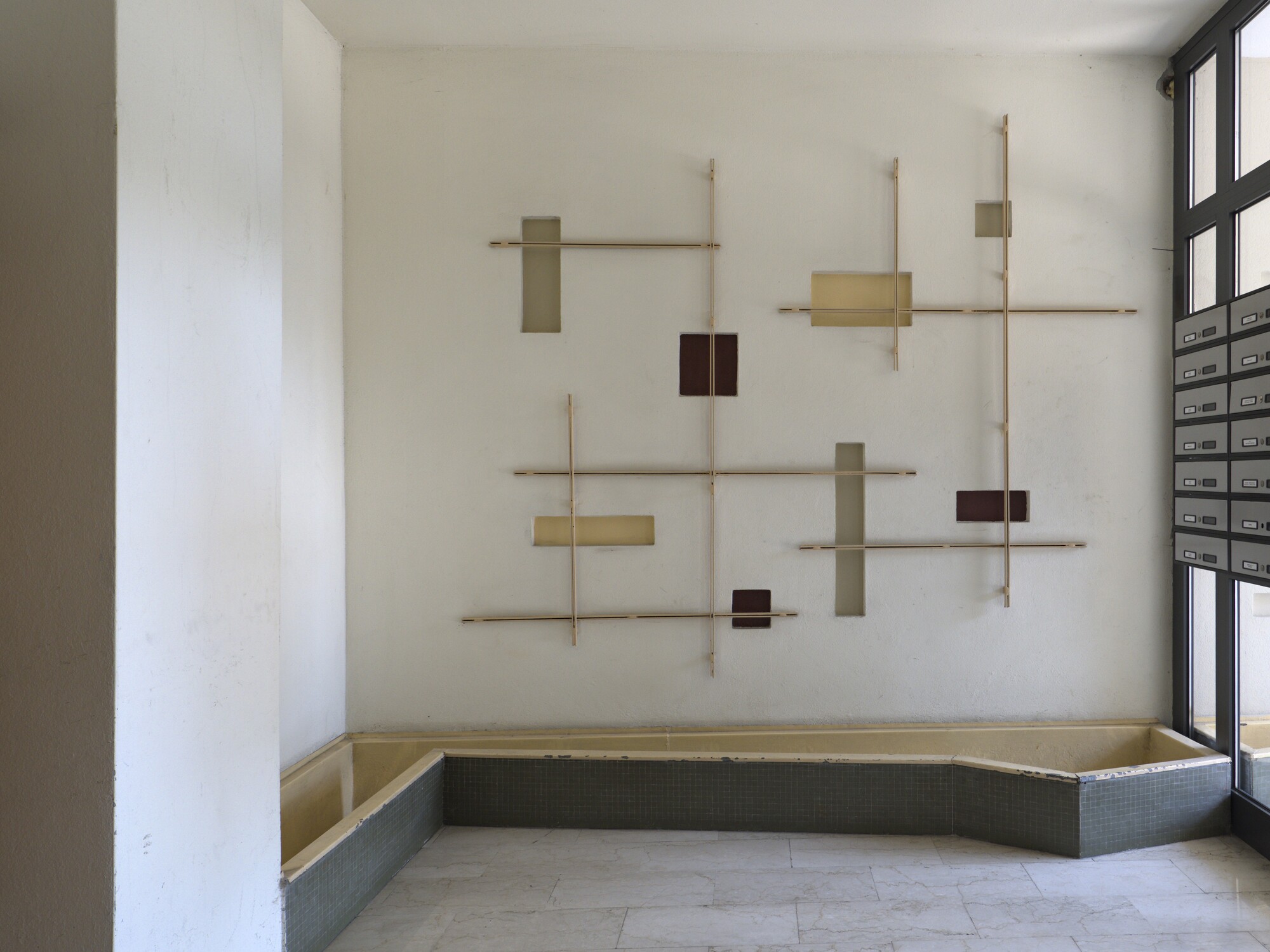 Autore non identificato, decorazione all'ingresso di condominio, via Giacomo Ciamician 31, Padova
